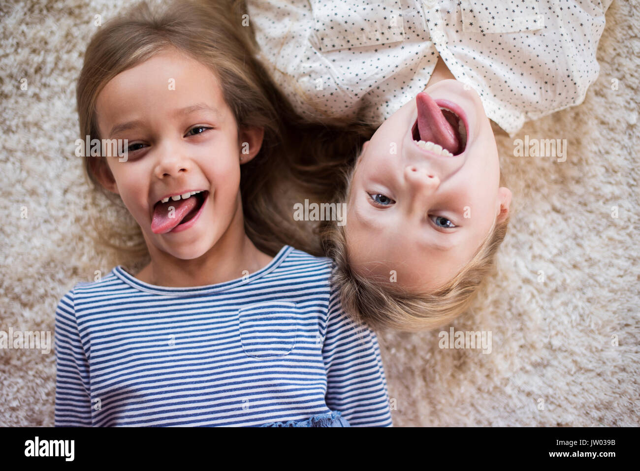 Lustige Mimik von zwei netten Mädchen Stockfoto
