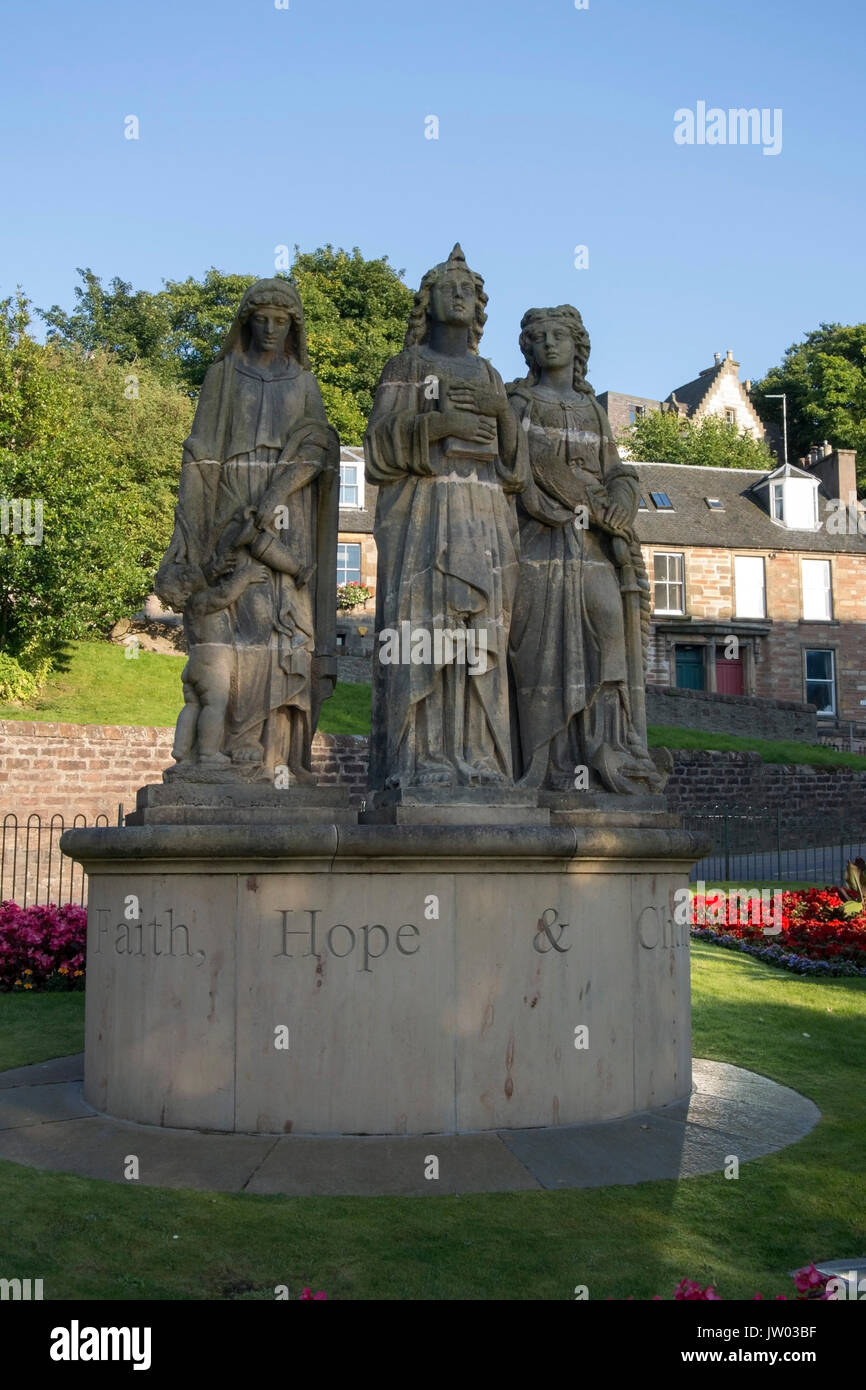 Stein Skulptur der drei christlichen Tugenden: Glaube, Hoffnung und Liebe Ness Bank Kirche Inverness drei steinernen Statuen, die die Drei Grazien fro Stockfoto
