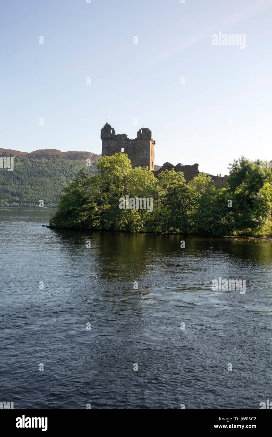 Das fünfstöckige Grant Turm & Große Halle Urquhart Castle Loch Ness Schottland Hochformat von strone Point und Ruinen von 13. bis 16. Jahrhundert historische Stockfoto