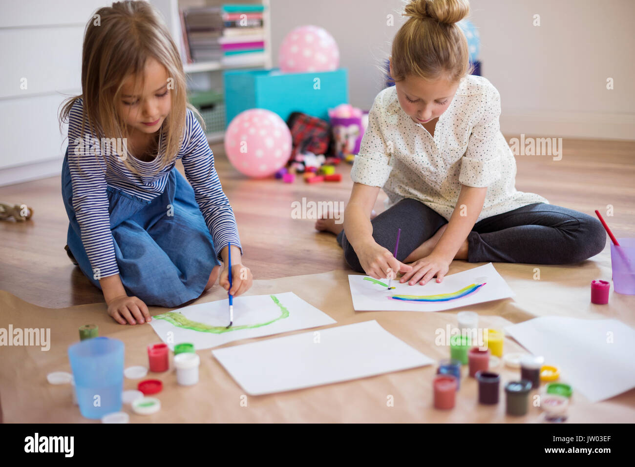 Jedes Mädchen auf ihre eigene Arbeit konzentrieren Stockfoto