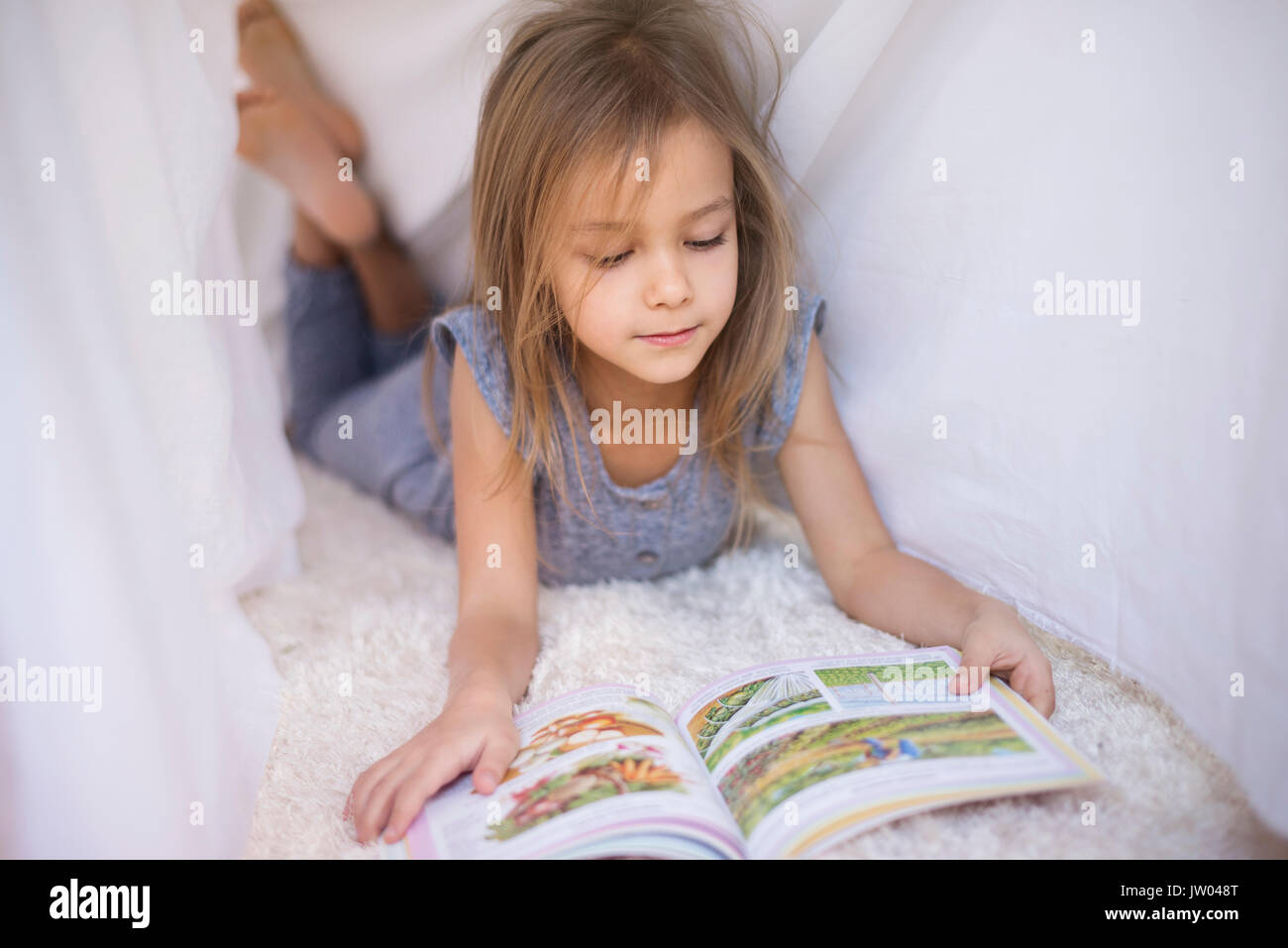Lieblingsbuch unter dem Blatt lesen Stockfoto