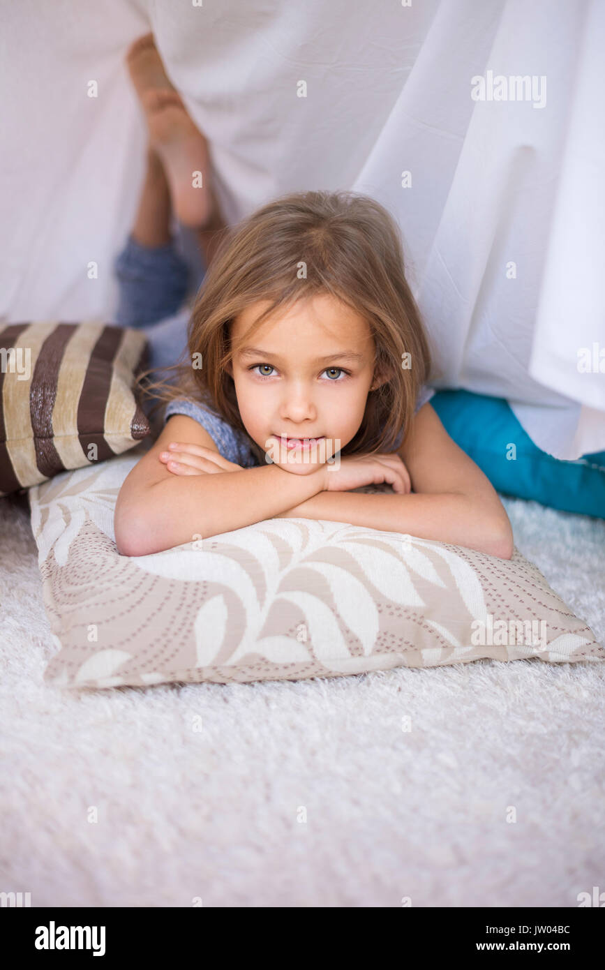Kind ruht auf bequeme Kissen. Stockfoto