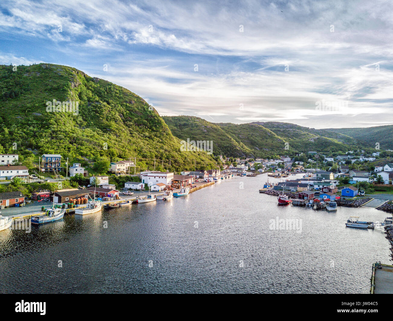 Bezaubernden kleinen Hafen mit grünen Hügeln und bunten Holzarchitektur, Neufundland, Kanada Stockfoto