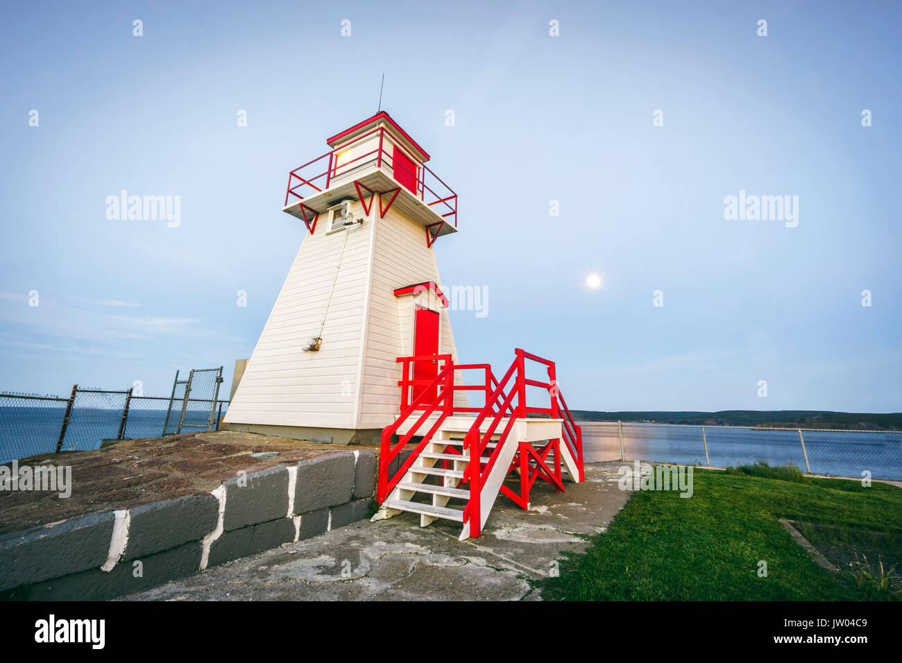 Holz- Leuchtturm in Weiß und Rot neben Fort Amherst, Neufundland, Kanada Stockfoto