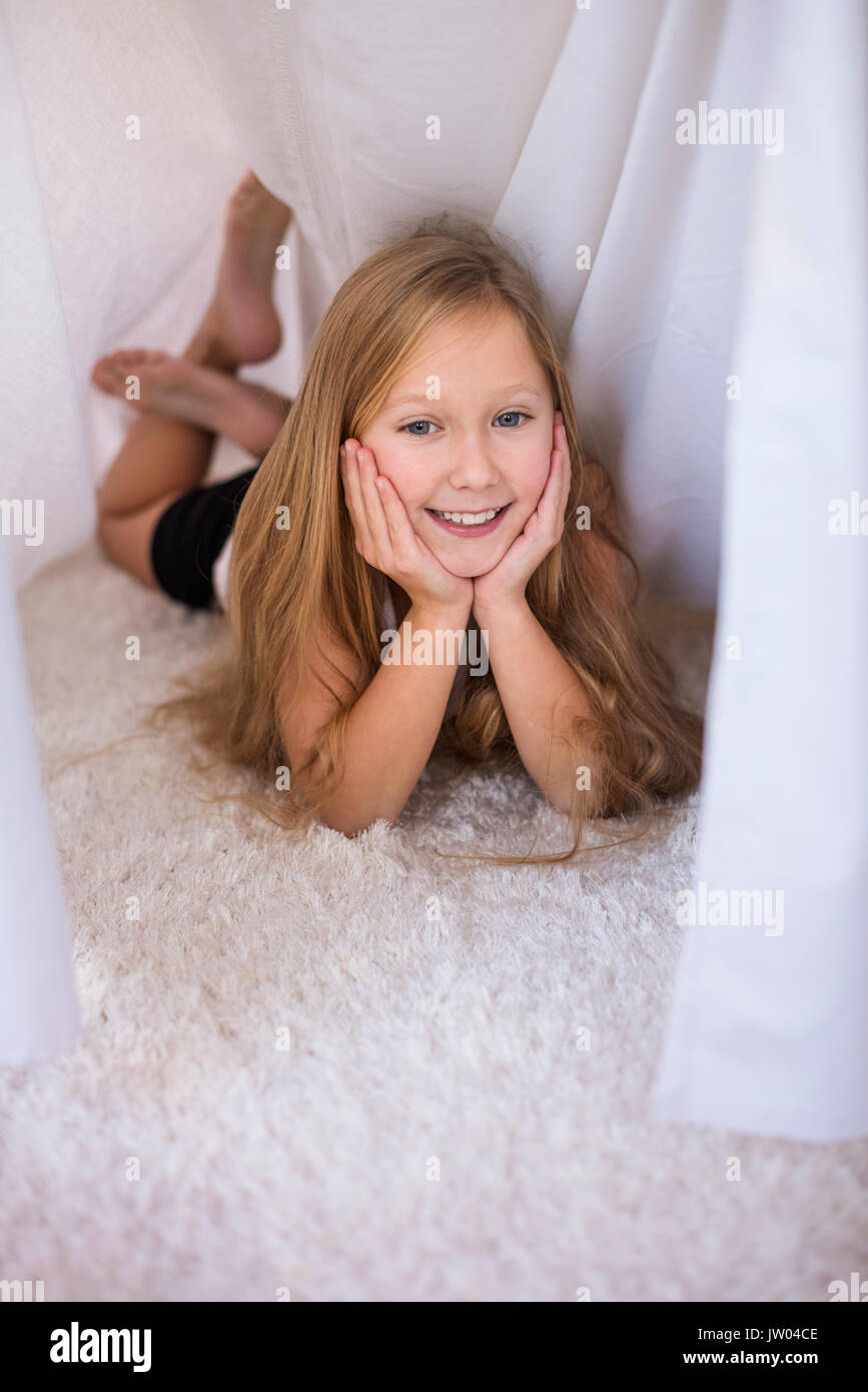 Sie fühlt sich sehr wohl in ihrem Imaginären Tierheim Stockfoto