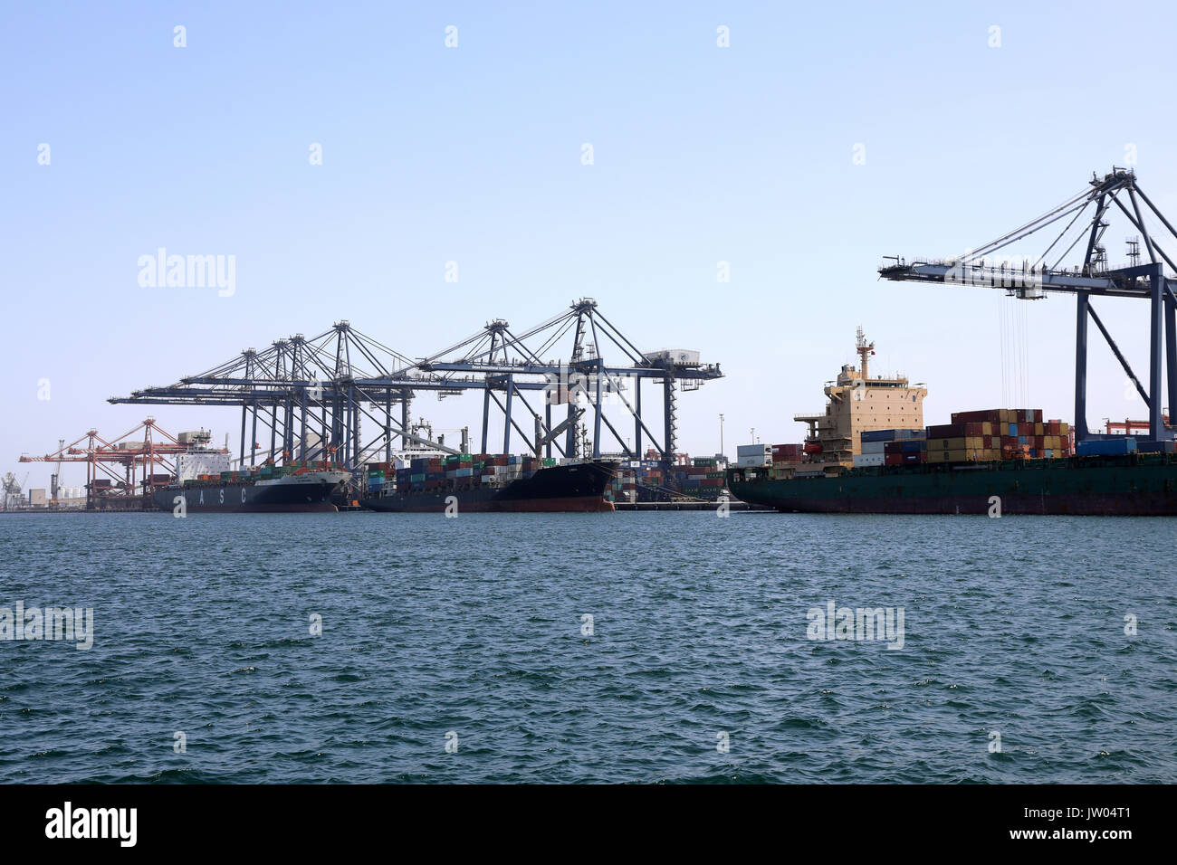 Containerschiffe von United Arab Shipping Company (UASC) und NYK Line im Oman International Container Terminal in Sohar, Oman angedockt, am 9 Augus Stockfoto