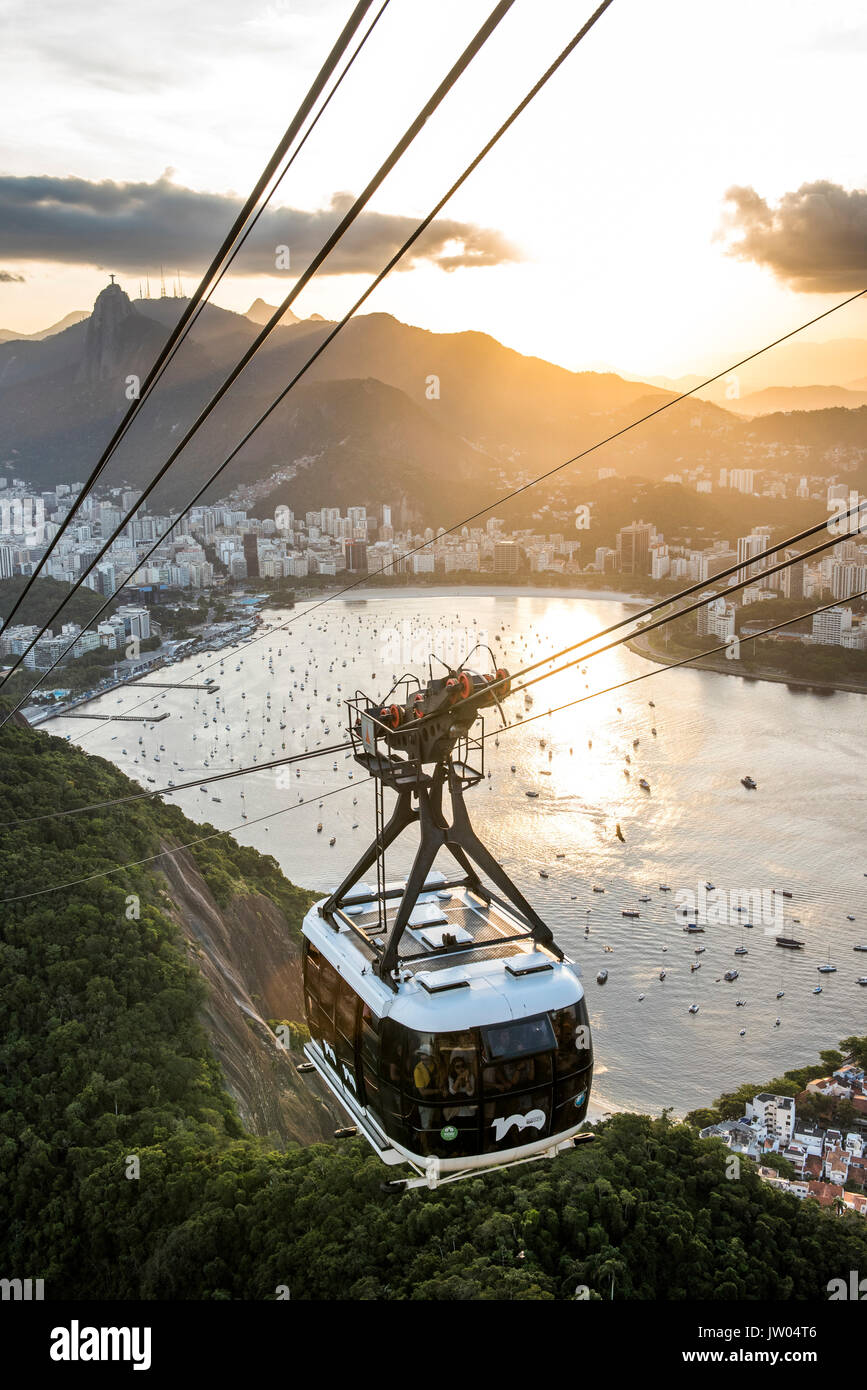 Blick auf den Zuckerhut Seilbahn mit Botafogo Bucht bei Sonnenuntergang, Rio de Janeiro, Brasilien Stockfoto