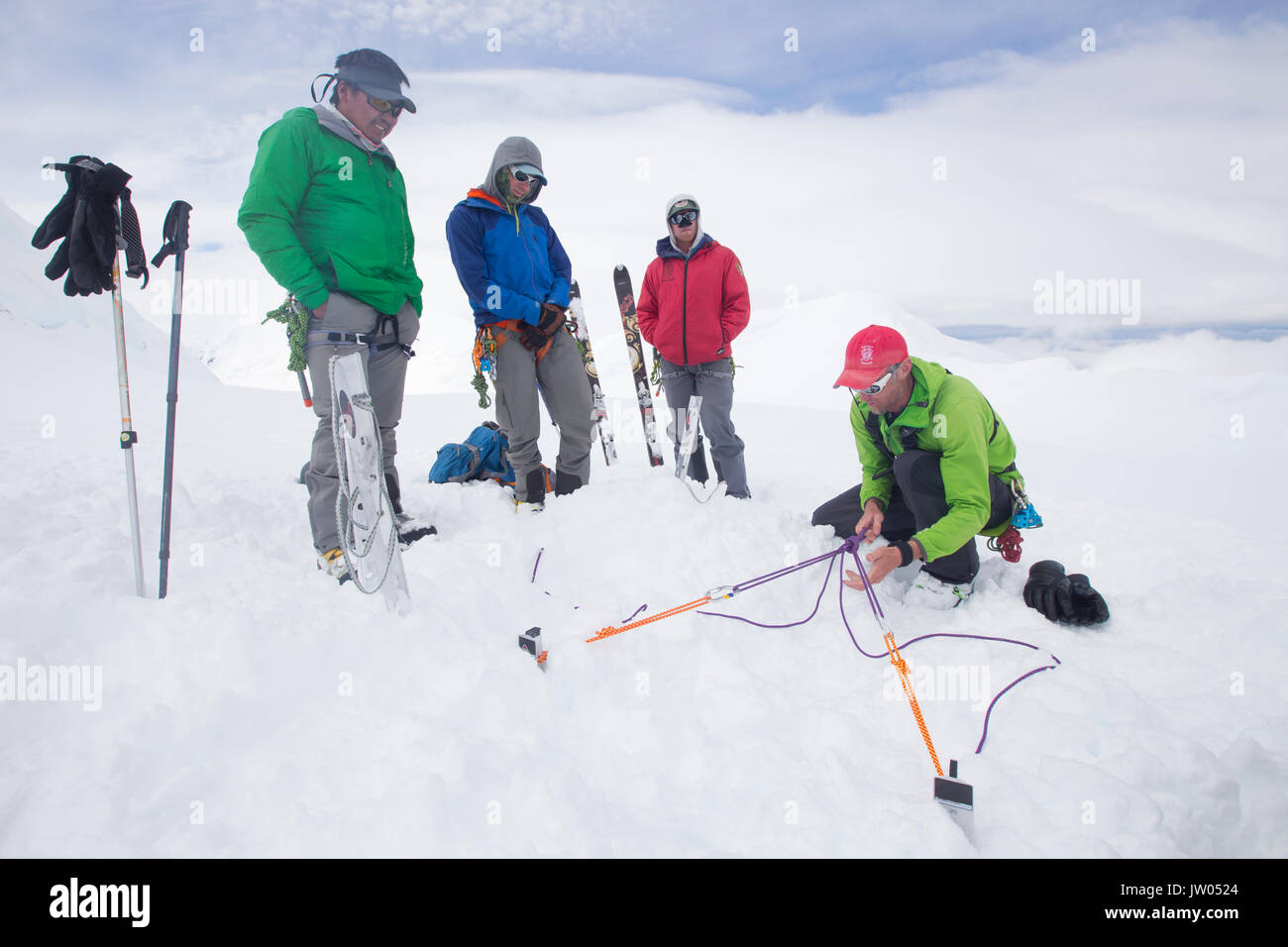 Denali National Park Service Ranger Dave Weber zeigt Seil Techniken zu Phunuru Sherpa. Im Jahr 2009 dem nepalesischen Bergführer war der erste Teil in der Sherpa Exchange Programm, organisiert durch das Khumbu Kletterzentrum Bergsteigen und Rettung Einblicke zwischen Alaska und den Himalaya zu teilen. 2016 Phunuru kamen wieder nach Denali. Stockfoto