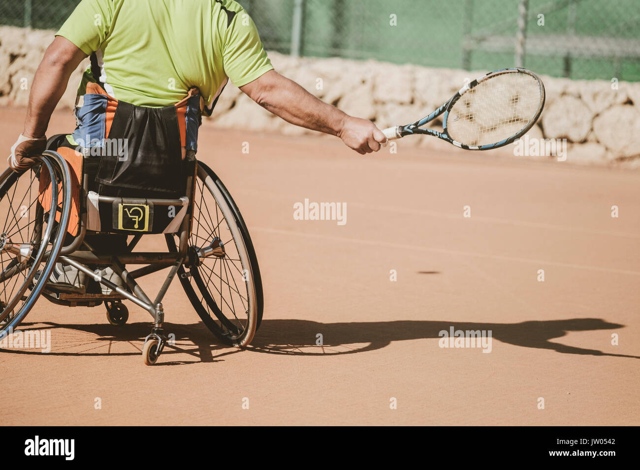 Österreichischen paralympischen tennis player Üben am Tennisplatz Stockfoto