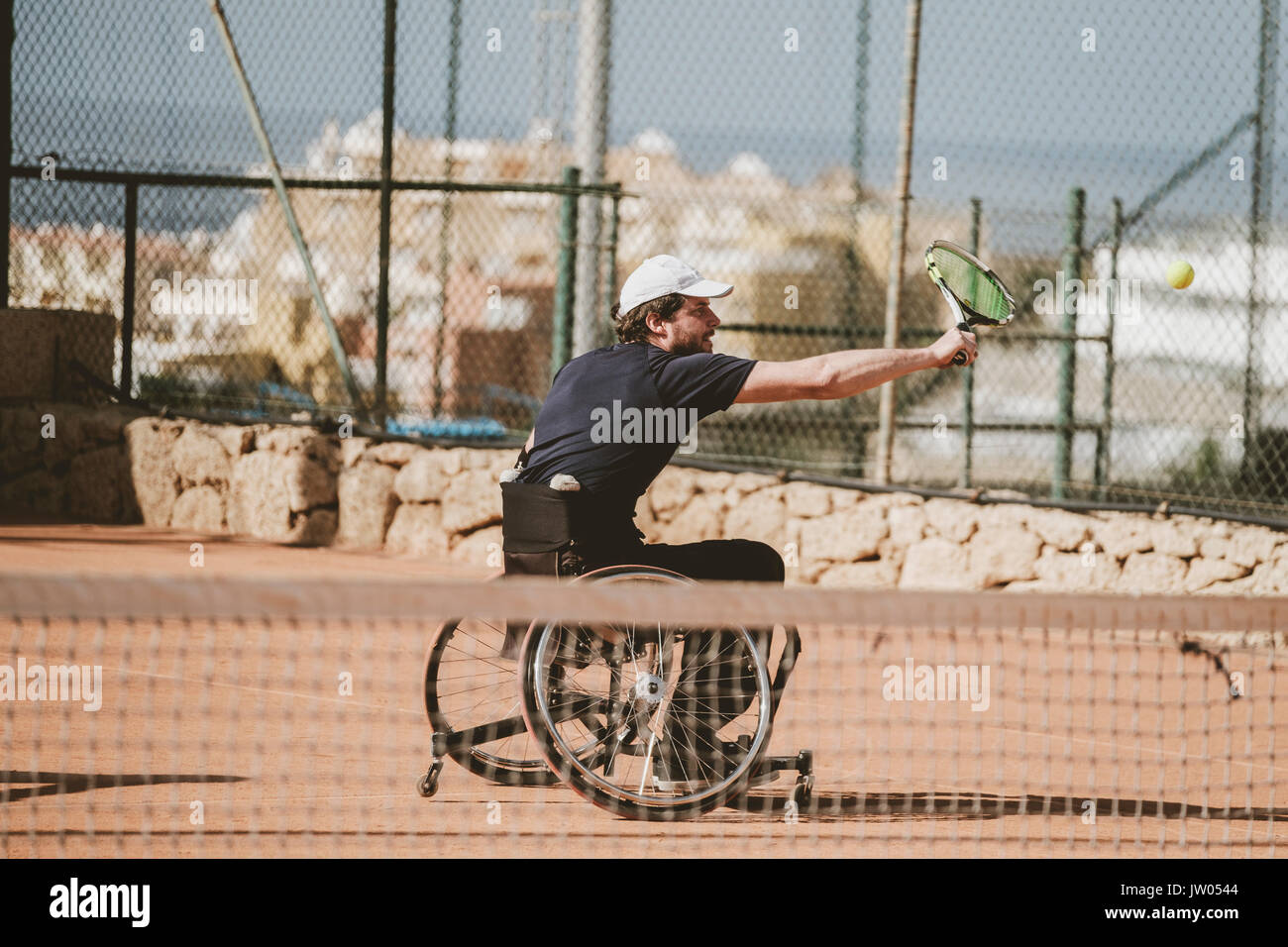Mitte der Erwachsenen österreichischen Paralympischen tennis player Spielen auf Tennisplatz Stockfoto