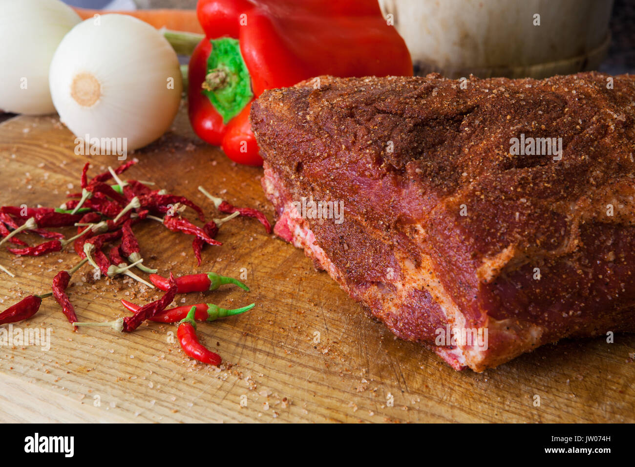 Vorbereitung und Würzen von Fleisch für Cook zog Schweinefleisch Stockfoto