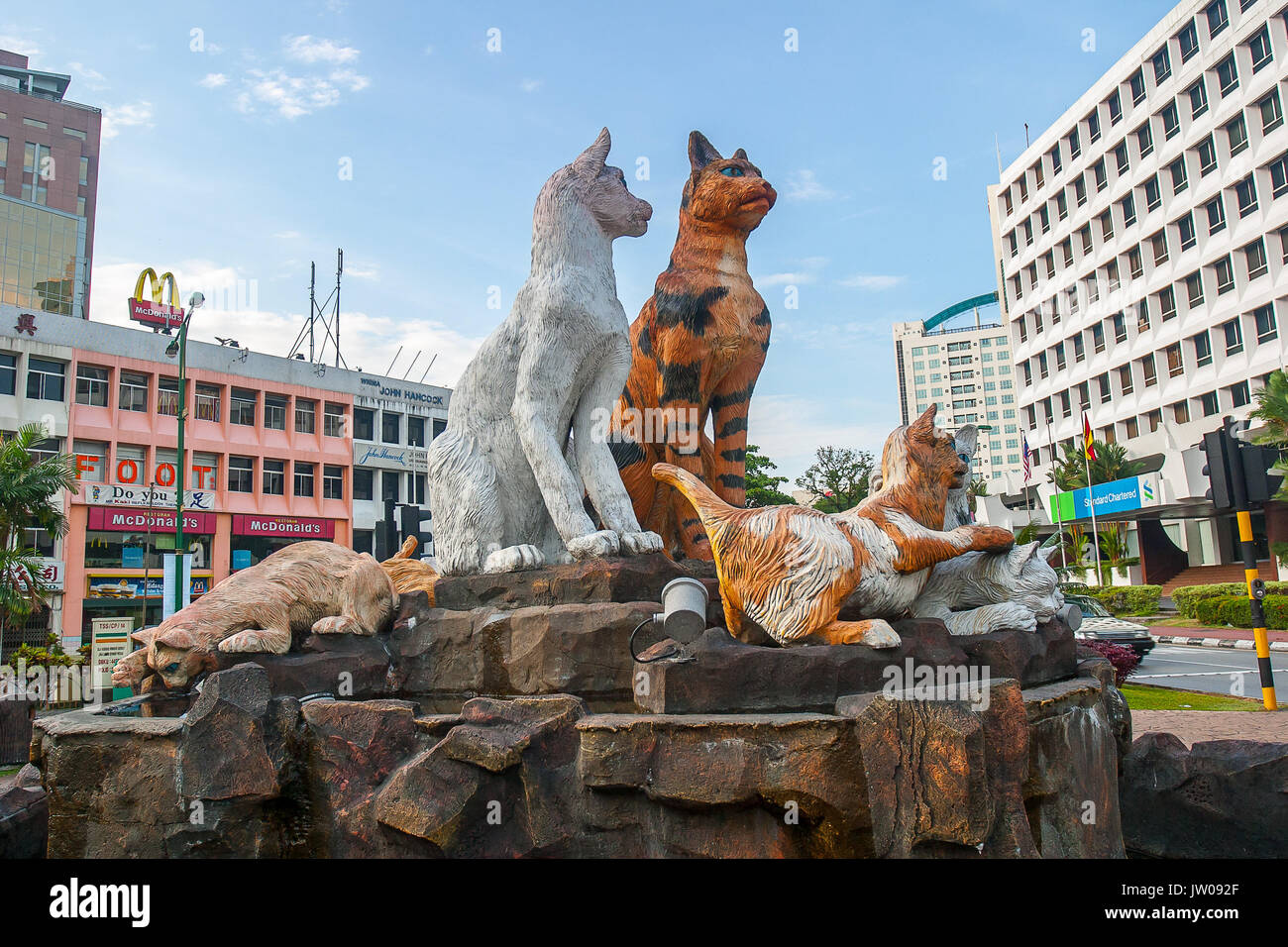 Statue von Katzen in Katzenliebhaber Stadt Kuching, Borneo, Malaysia  Stockfotografie - Alamy