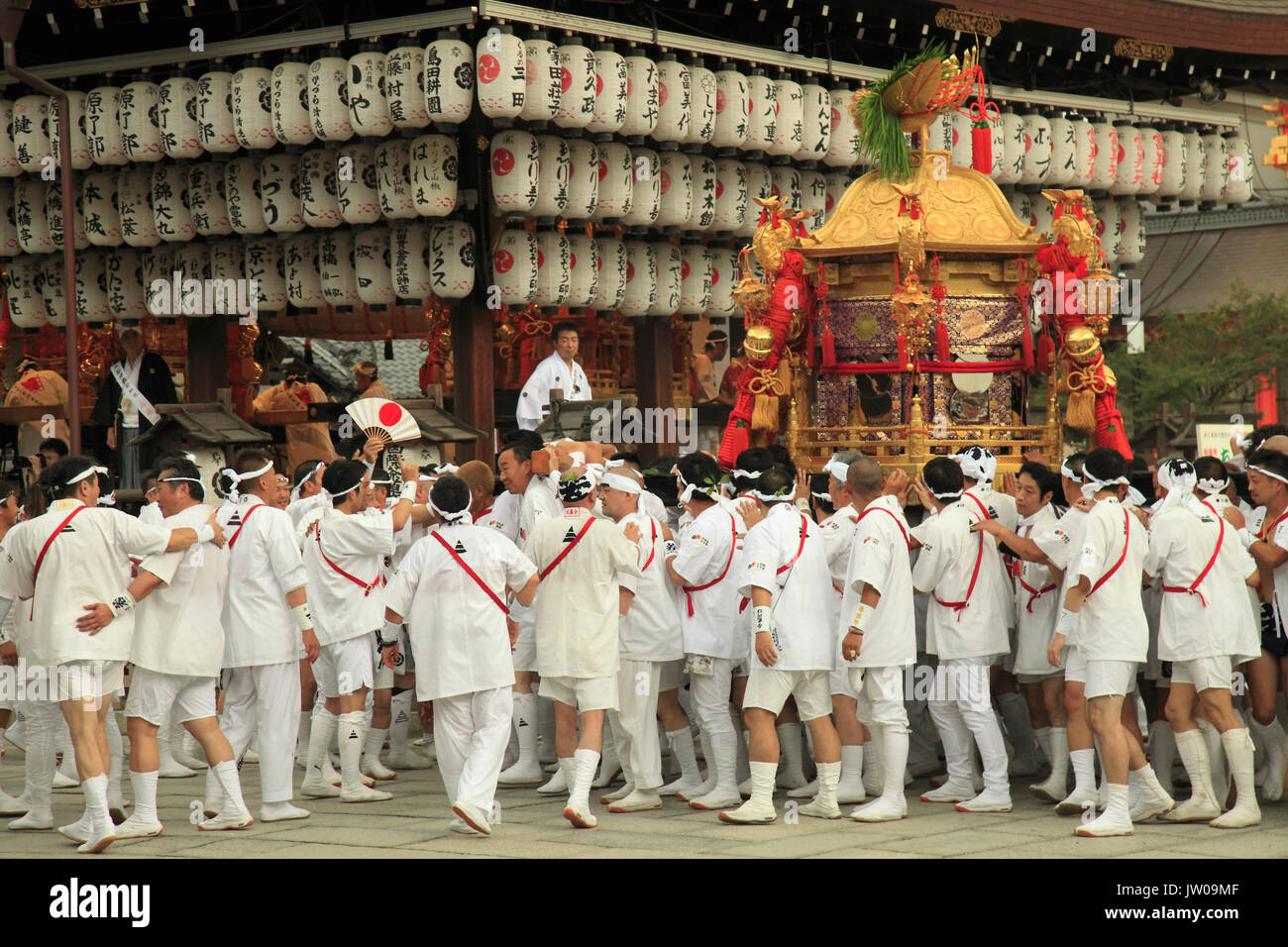 Japan, Kyoto, Gion Matsuri, Festival, Shinko-sai, Yasaka-jinja, mikoshi, tragbaren Schrein, Menschen, Stockfoto