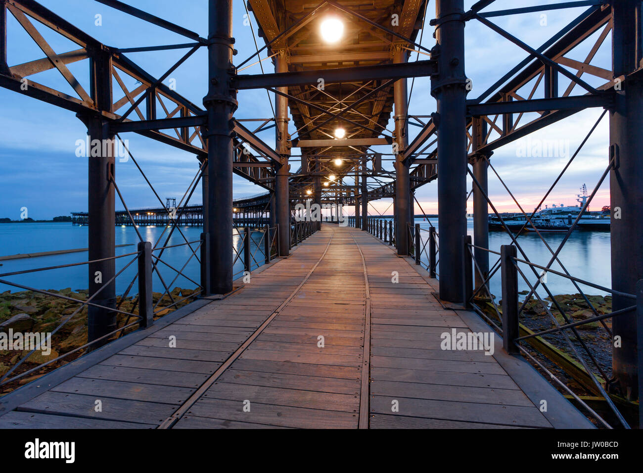 Alte schmiedekunst Kai - Muelle del Tinto - am Fluss Rio Tinto in der Stadt Huelva. Andalusien, Spanien Stockfoto