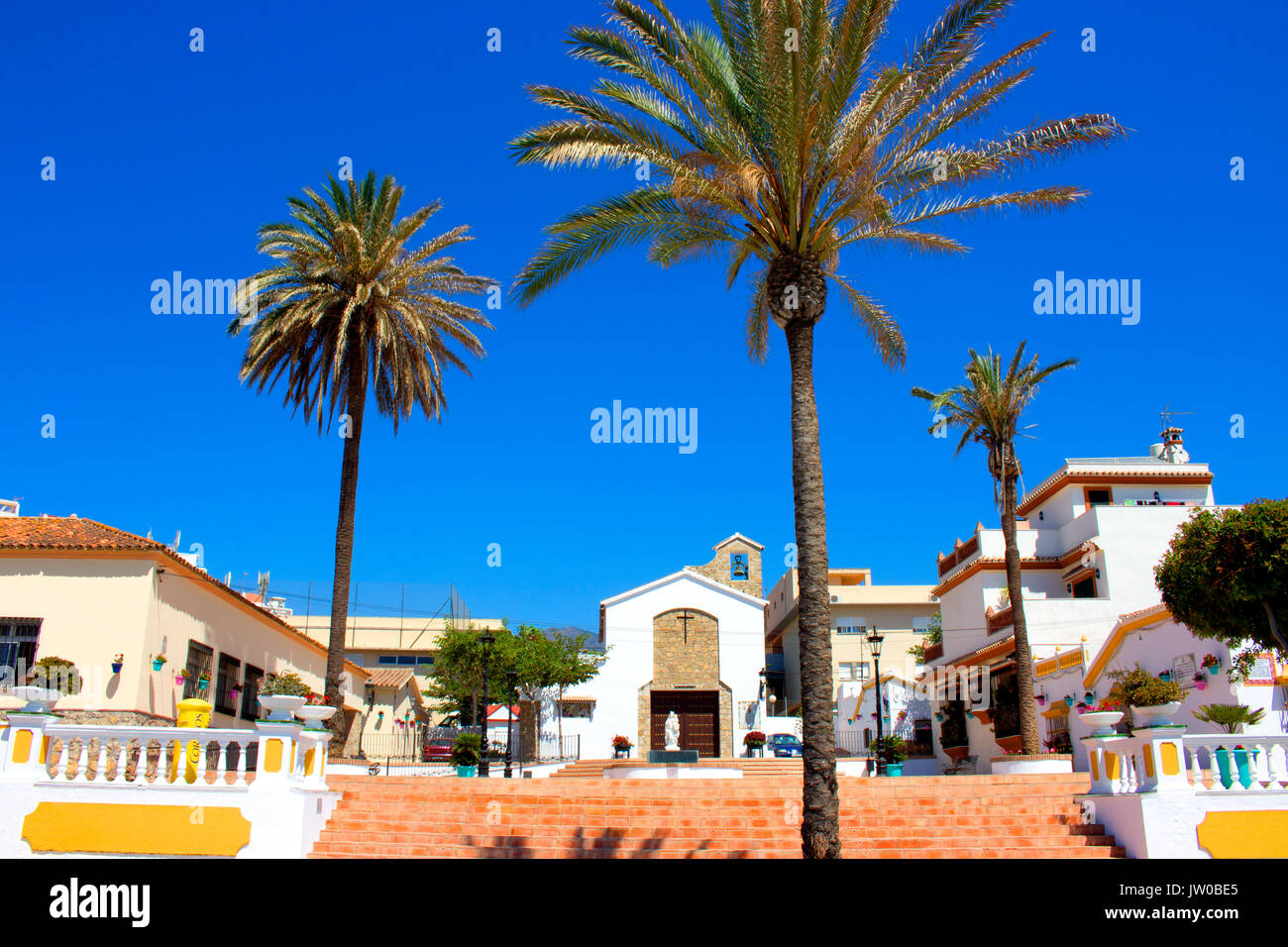 Kirche. Mutter und Kind Brunnen in der Stadt Platz mit einer Kirche auf der Rückseite, Estepona, Provinz Malaga, Andalusien, Spanien. 24. Juli 2017. Stockfoto