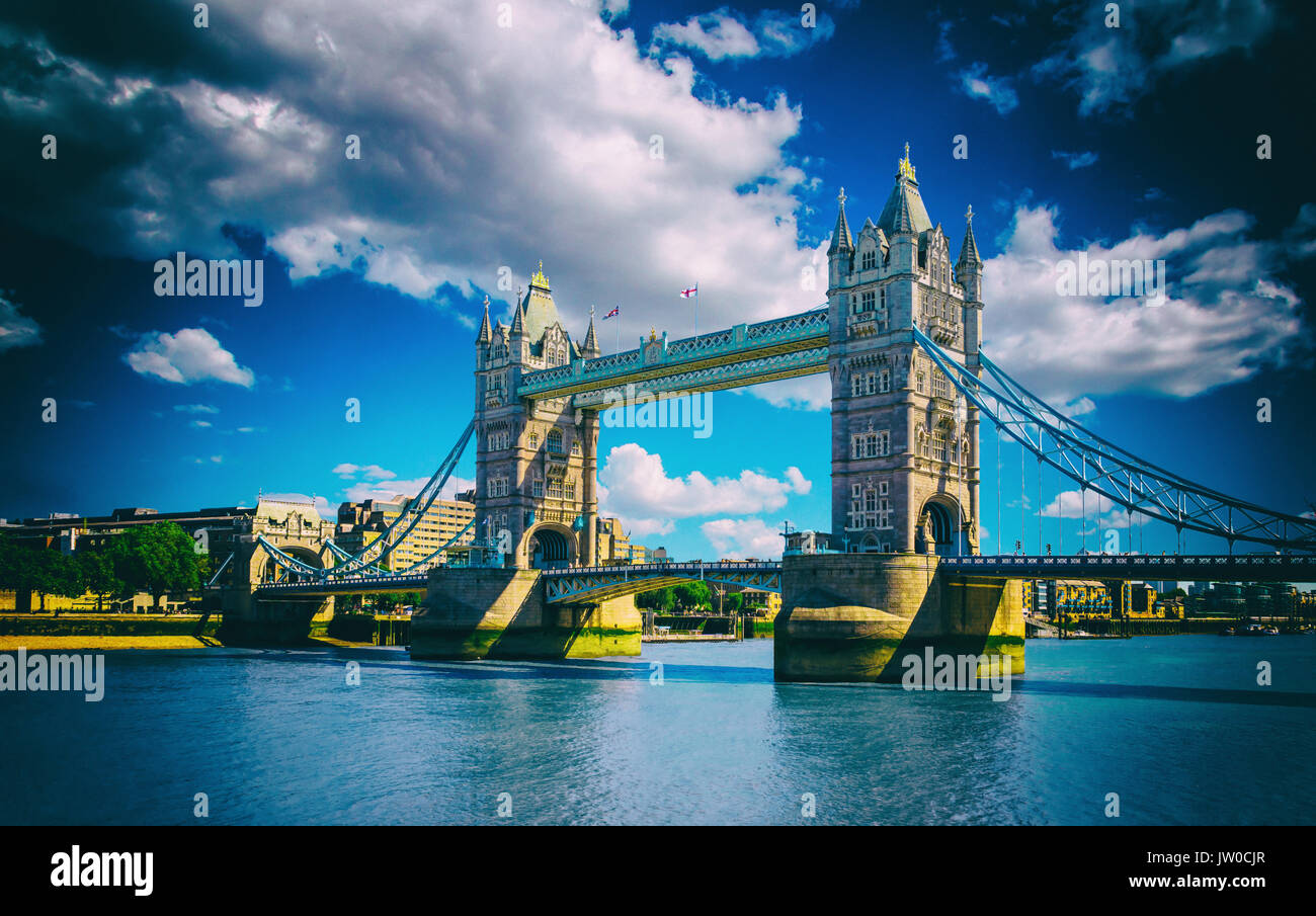 Die Tower Bridge in London, UK. Die Brücke ist eine der bekanntesten Sehenswürdigkeiten in Großbritannien, England, Bild mit Sonnenlicht und bewölktem Himmel. Stockfoto