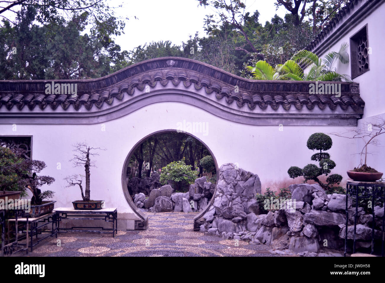 Traditionelle Chinesische Garten arch im Kowloon Walled City Park, Hong Kong Stockfoto