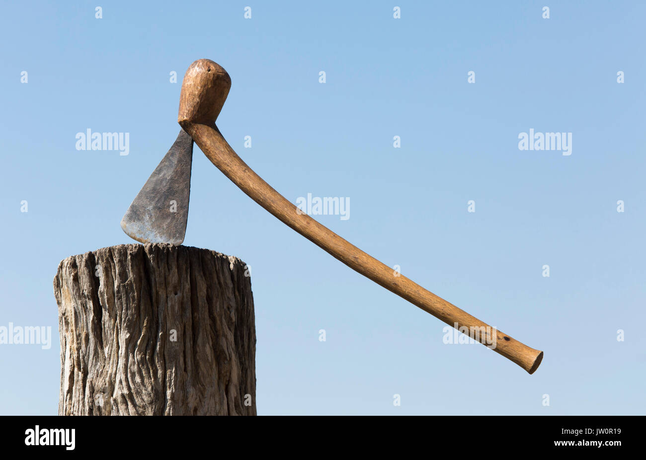 Eine traditionelle afrikanische ax mit einem Kopf aus geschmiedetem Stahl und Griff aus dem Holz eines Mopani Baum gemacht Stockfoto