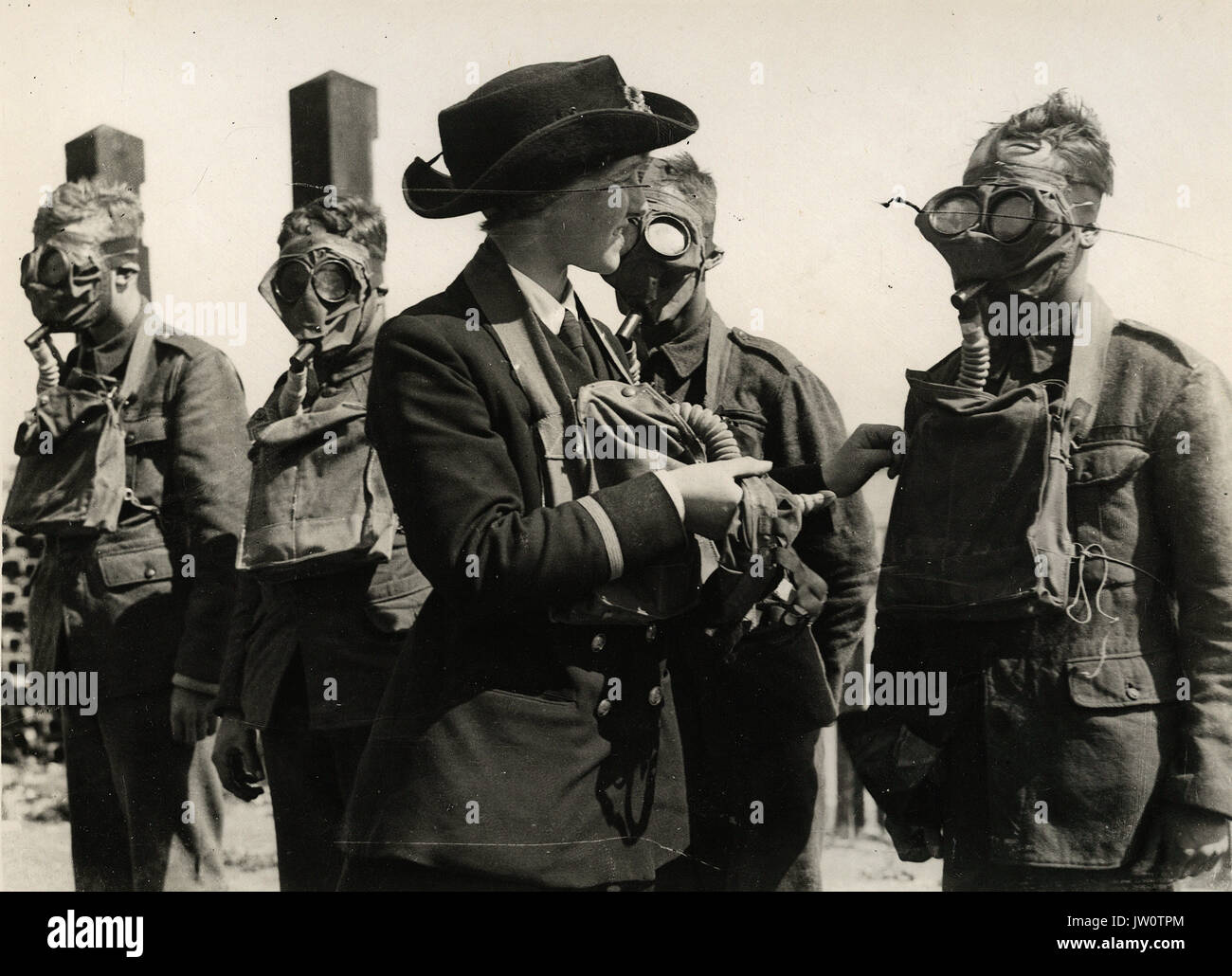 W.R.N.S. Ausbilder an der Atemschutzmaske und Maske Bohrer für militärische Rekruten - Alternative Titel: die Arbeit der Frauen Stockfoto