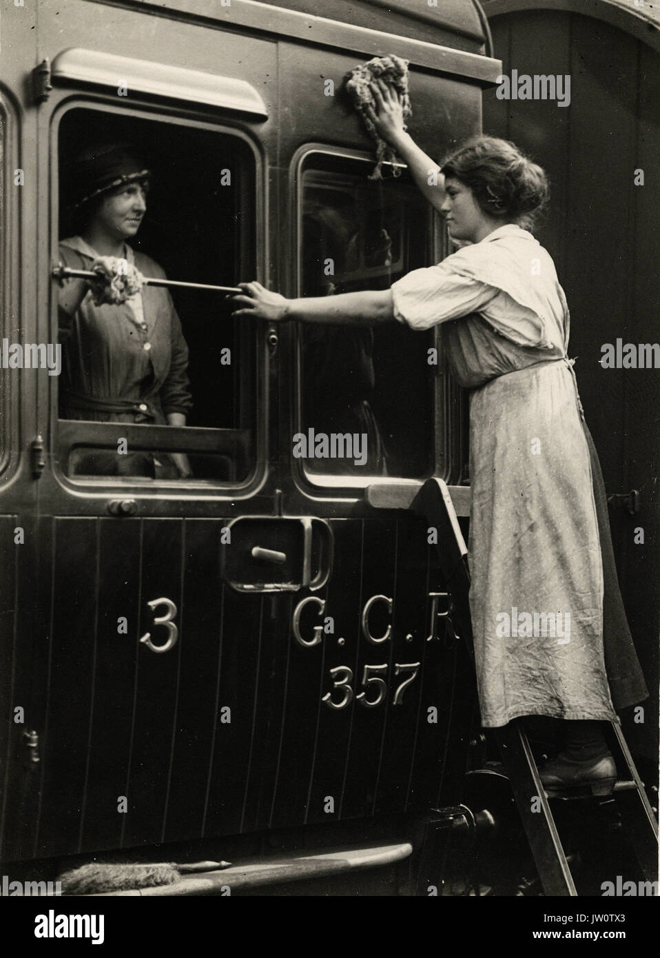Eisenbahner Reinigung wagen - Alternative Titel: die Arbeit der Frauen Stockfoto