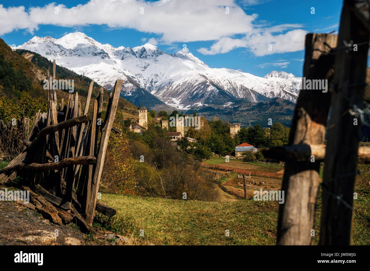 Ansicht des Svanetian Türme in Mestia Dorf gegen Berge mit Gletschern Schnee Peaks durch den Zaun. Obere Swanetien, Georgia. Georgische Wahrzeichen Stockfoto