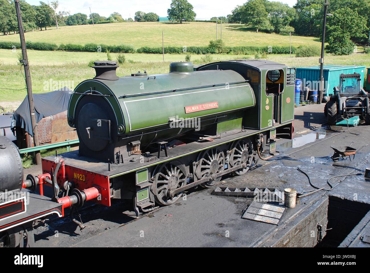 Sparmaßnahmen Klasse 0-6-0 Sattel tank Dampflok Holman F. Stephens an Rolvenden Station an der Kent und East Sussex Railway in Kent, England. Stockfoto