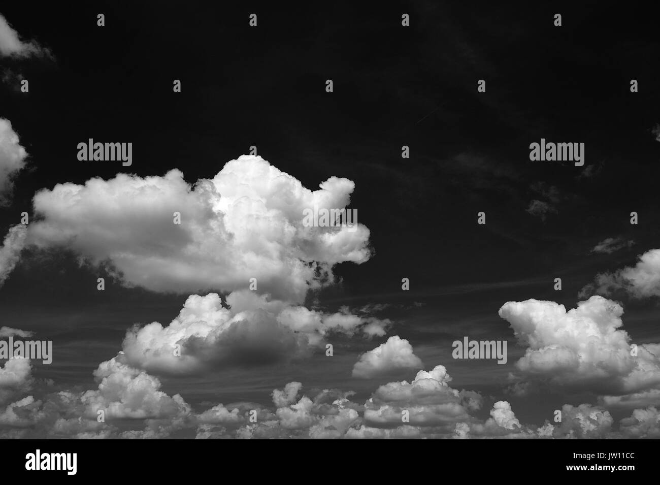 Felder, Fruchtarten und Wolken um den National Trust Property - Lyvedon New Bield Stockfoto