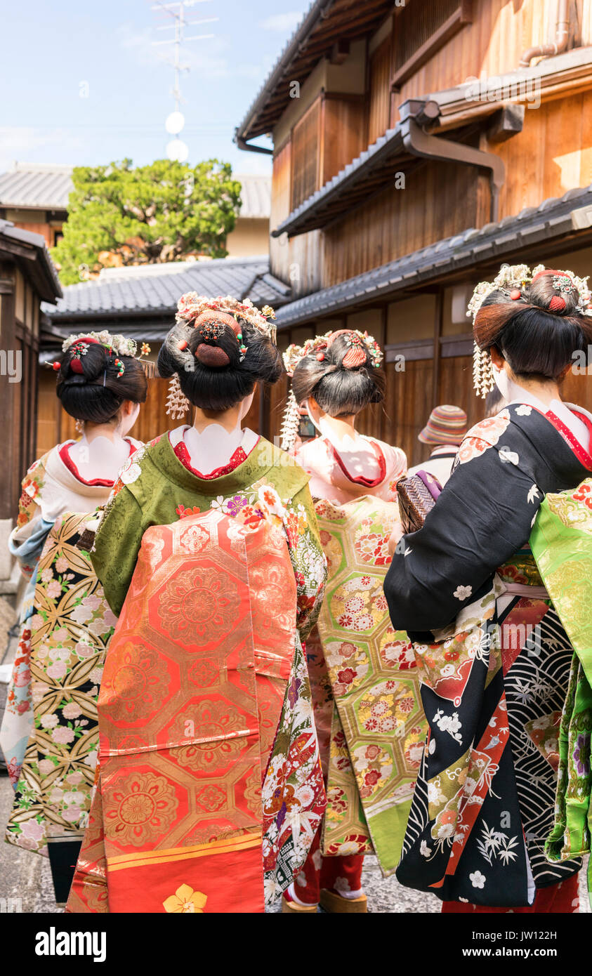 Gruppe von vier Geisha von hinten gesehen, Wandern in einem traditionellen Kyoto street in Japan Stockfoto