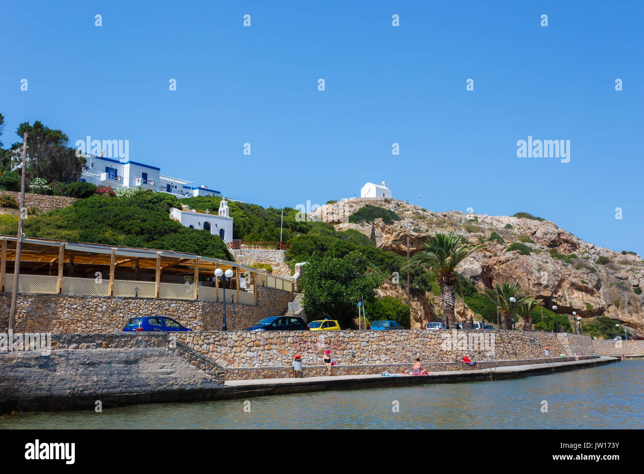 Schönen Strand von Galissas in der Insel Syros, Griechenland gegen einen klaren blauen Himmel. Galissas ist einer der wenigen Sandstrände auf der Insel Syros. Stockfoto