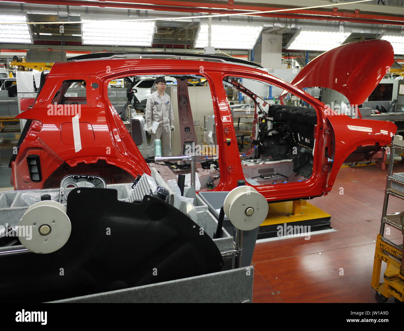 Arbeiter am Fließband der PSA Dongfeng PKW-Werk von Chengdu (China) Stockfoto
