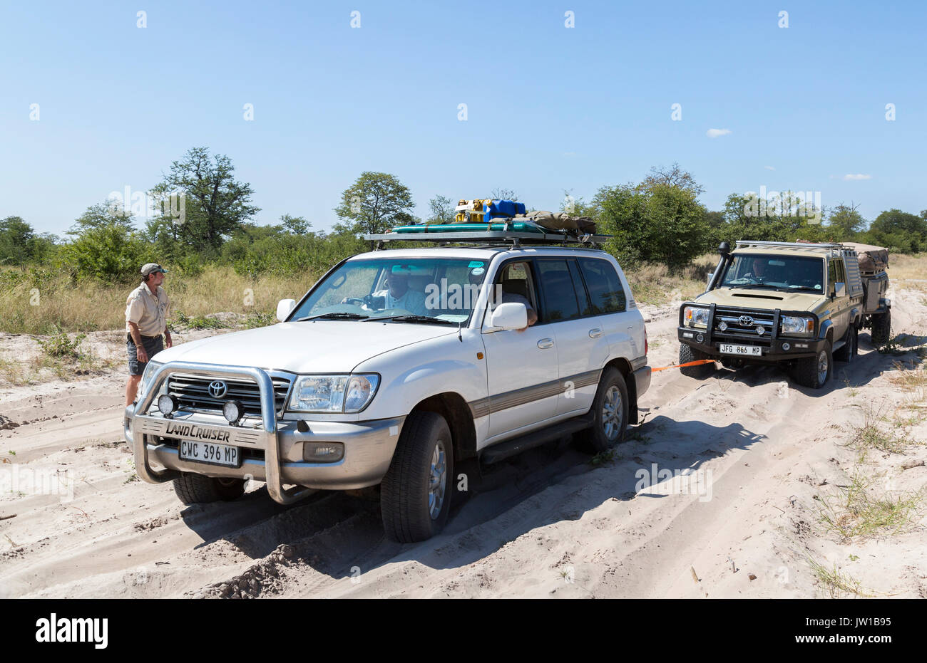 Toyota Landcruiser mit Anhänger fahren im tiefen Sand im Norden von Botswana Stockfoto