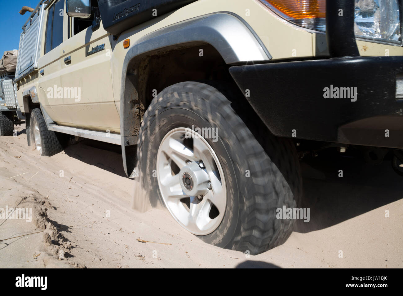 Toyota Landcruiser mit Anhänger fahren im tiefen Sand im Norden von Botswana Stockfoto