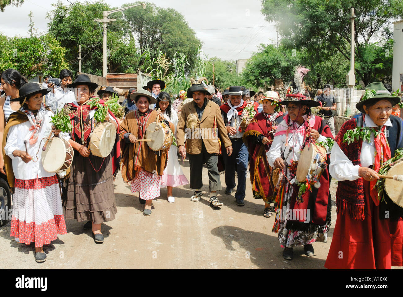 Indigene Frauen in traditionellen Kostümen bei der Feier der Pachamama Tag, Argentinien, Südamerika Stockfoto