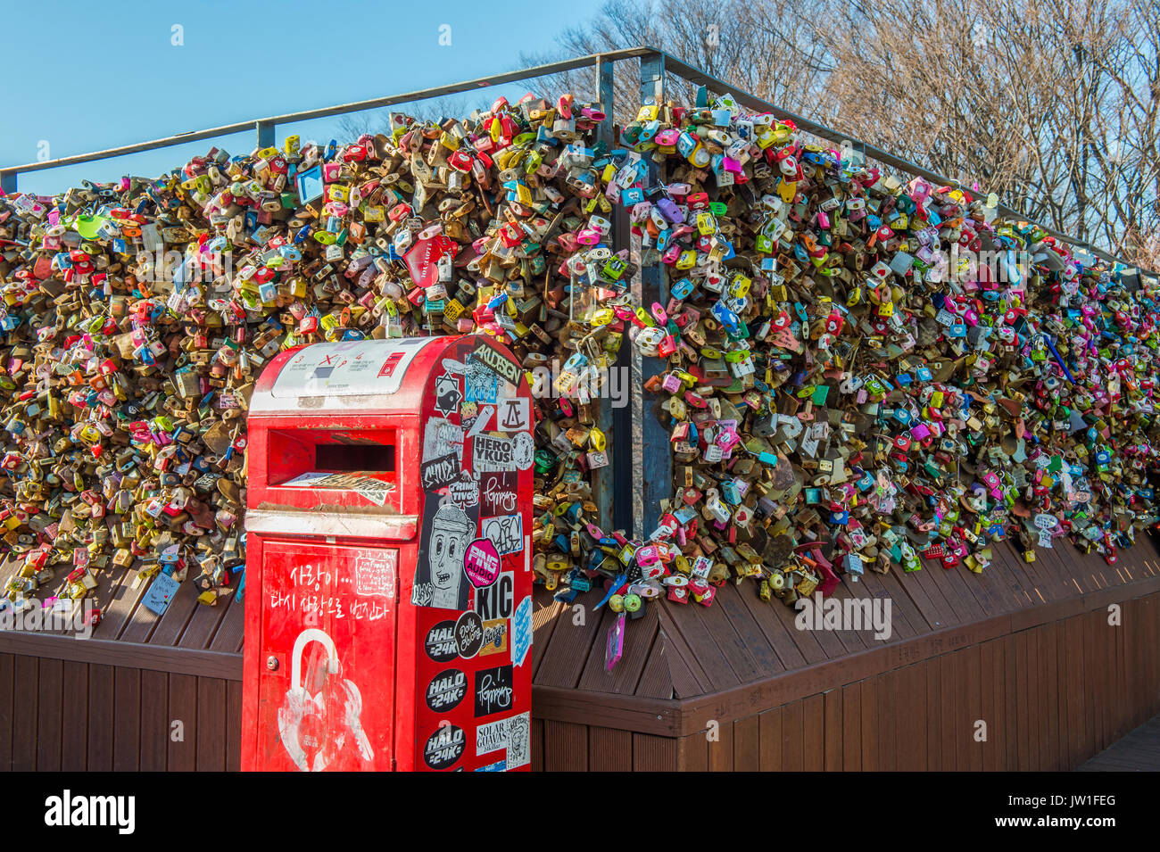 SEOUL - 1. Februar: Liebe Vorhängeschlösser bei N Seoul Tower oder Schlösser der Liebe ist eine benutzerdefinierte in einigen Kulturen, die symbolisieren Ihre Liebe für immer gesperrt werden bei Stockfoto