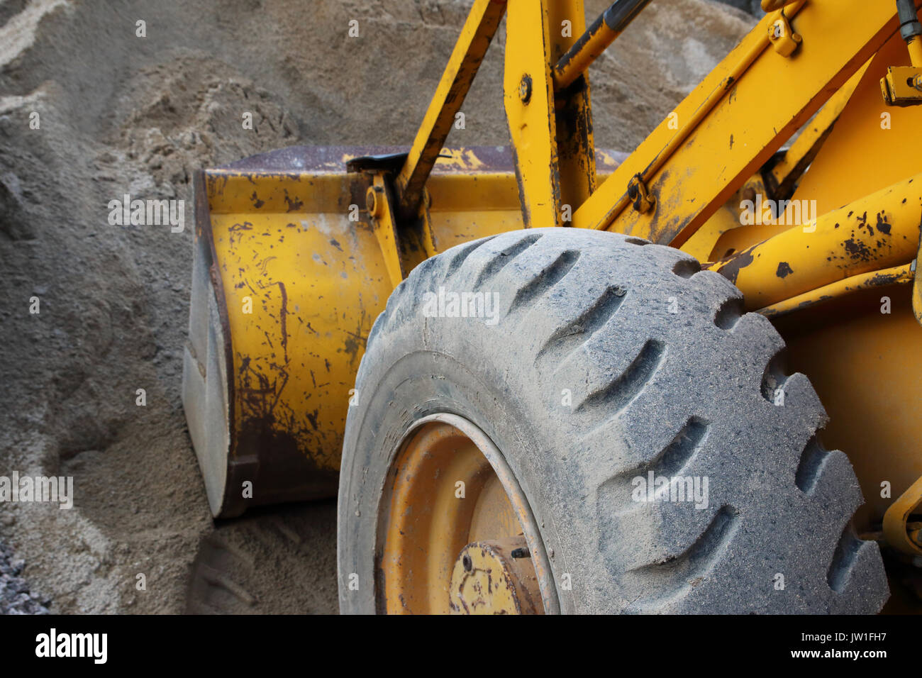 Gelber Bagger im Sand Stockfoto