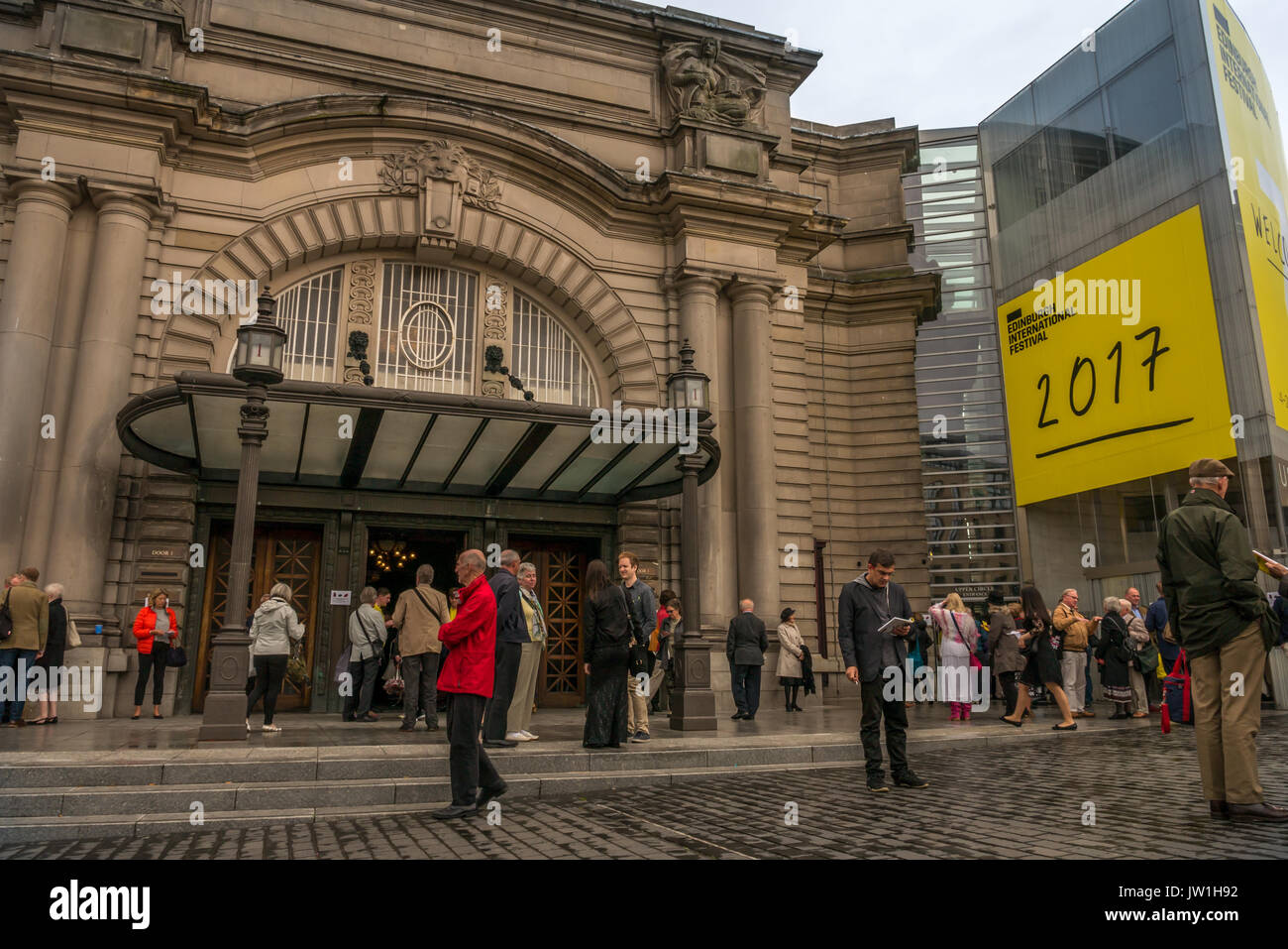 Konzertbesucher an Edinburgh International Festival performance Sterben Walkure von Wagner unter der Leitung von Sir Andrew Davies an Usher Hall, Edinburgh, Großbritannien Stockfoto