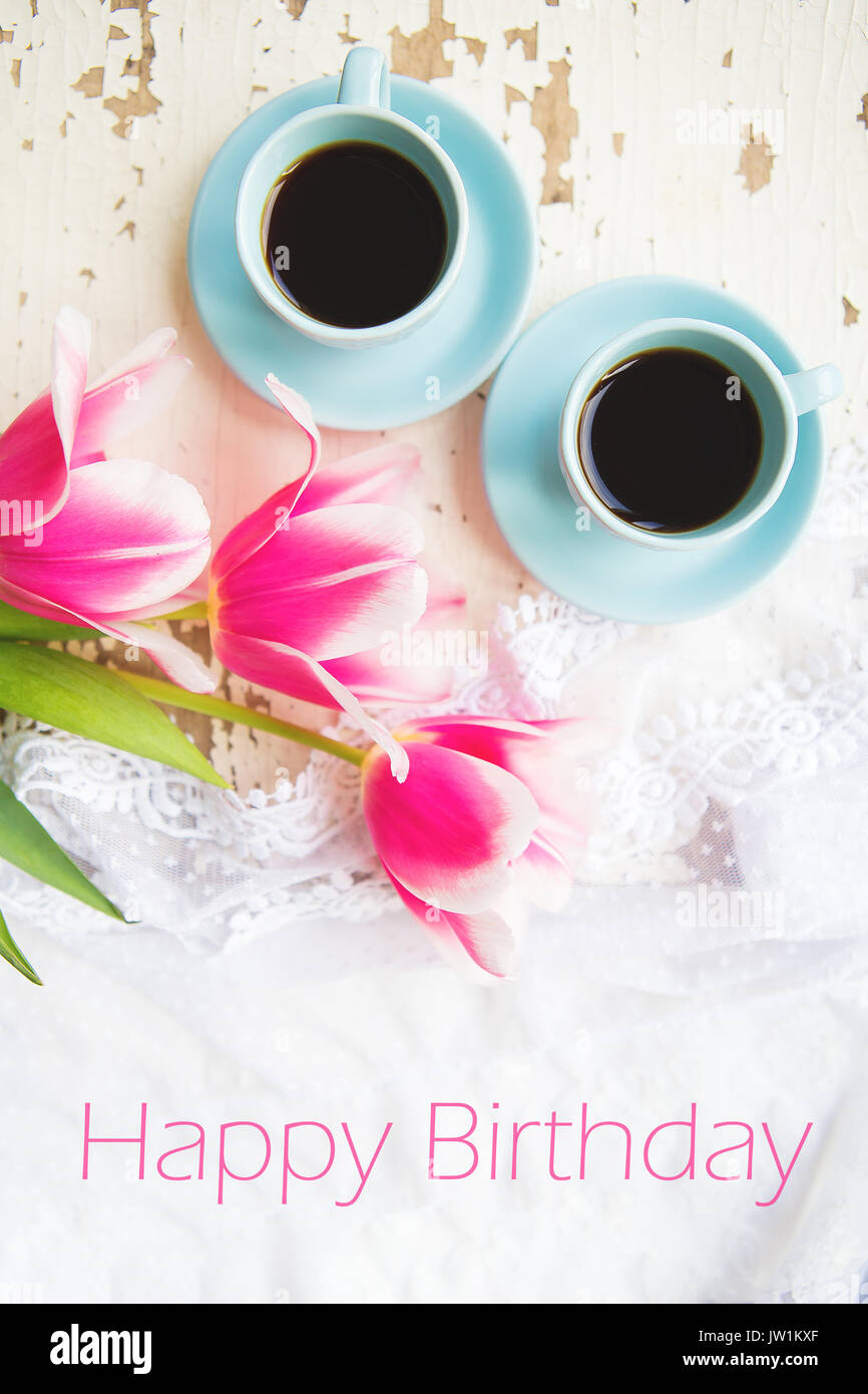 Zwei Tassen Kaffee und rosa Tulpen auf einem alten Tisch, schreiben Alles  Gute zum Geburtstag Stockfotografie - Alamy