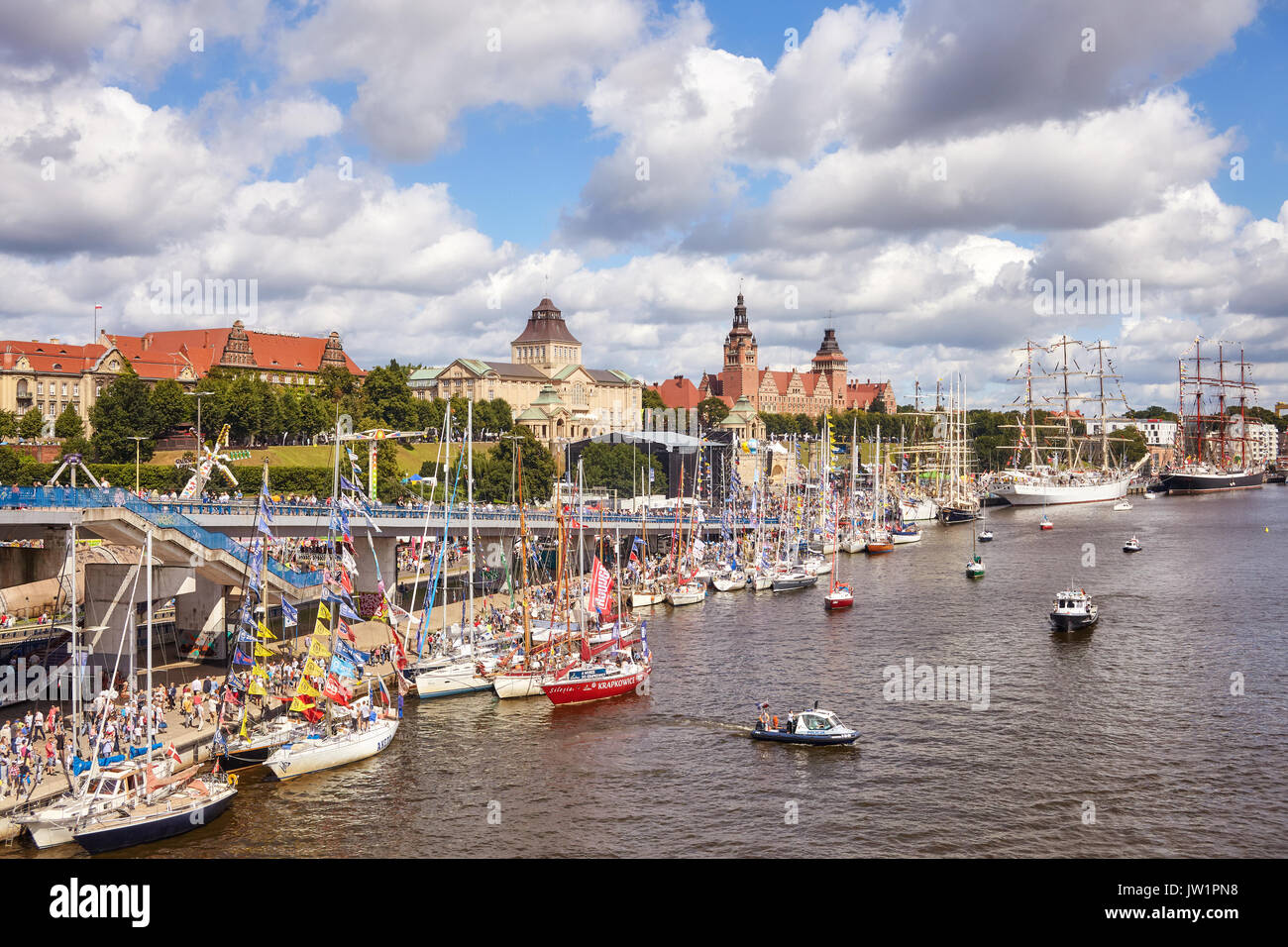 Stettin, Polen - August 06, 2017: Segeln Schiffe Chrobry Ufer beim Finale der Tall Ships Races 2017 verankert. Stockfoto