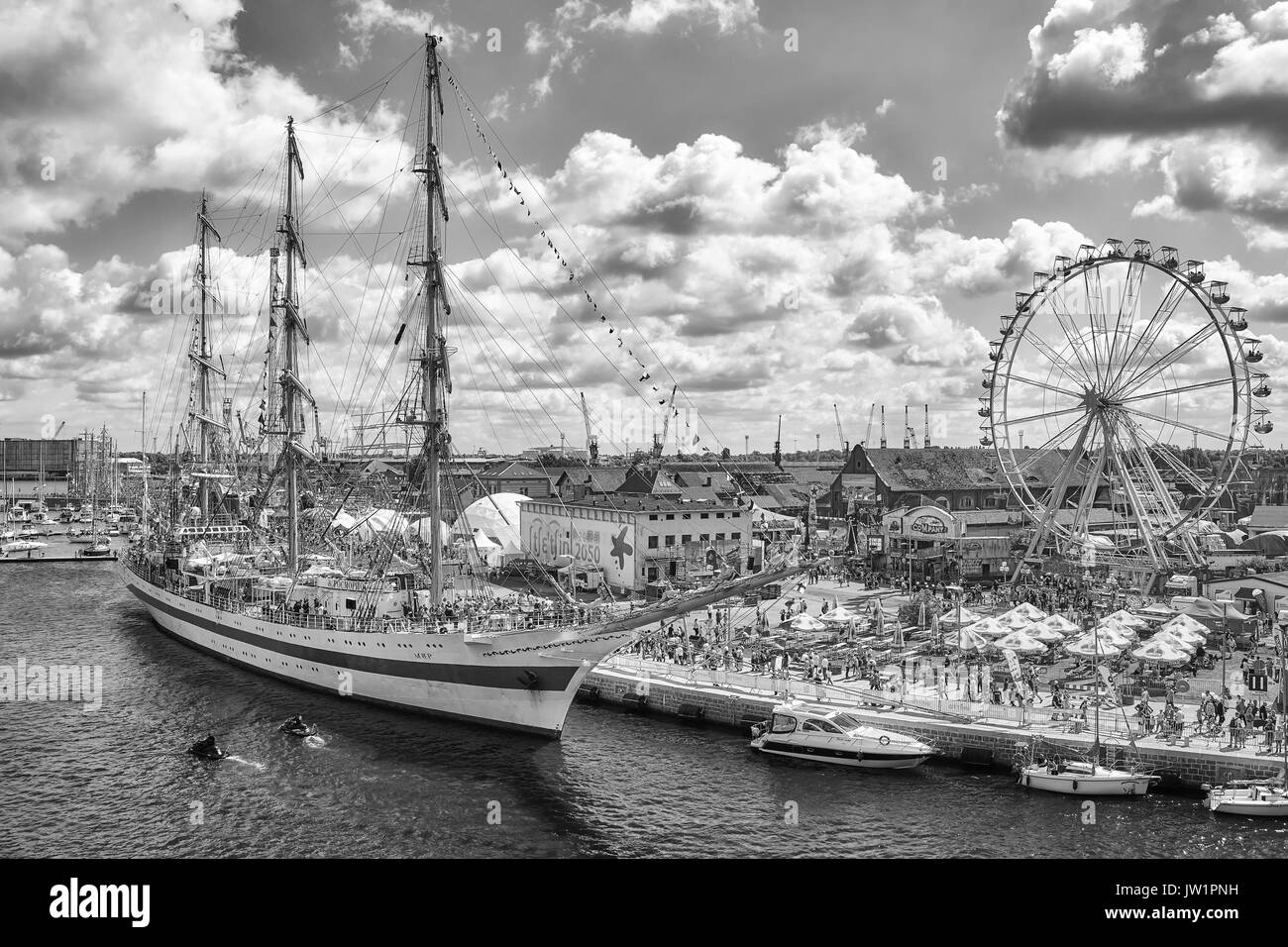 Stettin, Polen - August 06, 2017: Segelschiffe und ein Vergnügungspark auf Lasztownia Insel an der Endrunde der Tall Ships Races 2017 in Stettin. Stockfoto