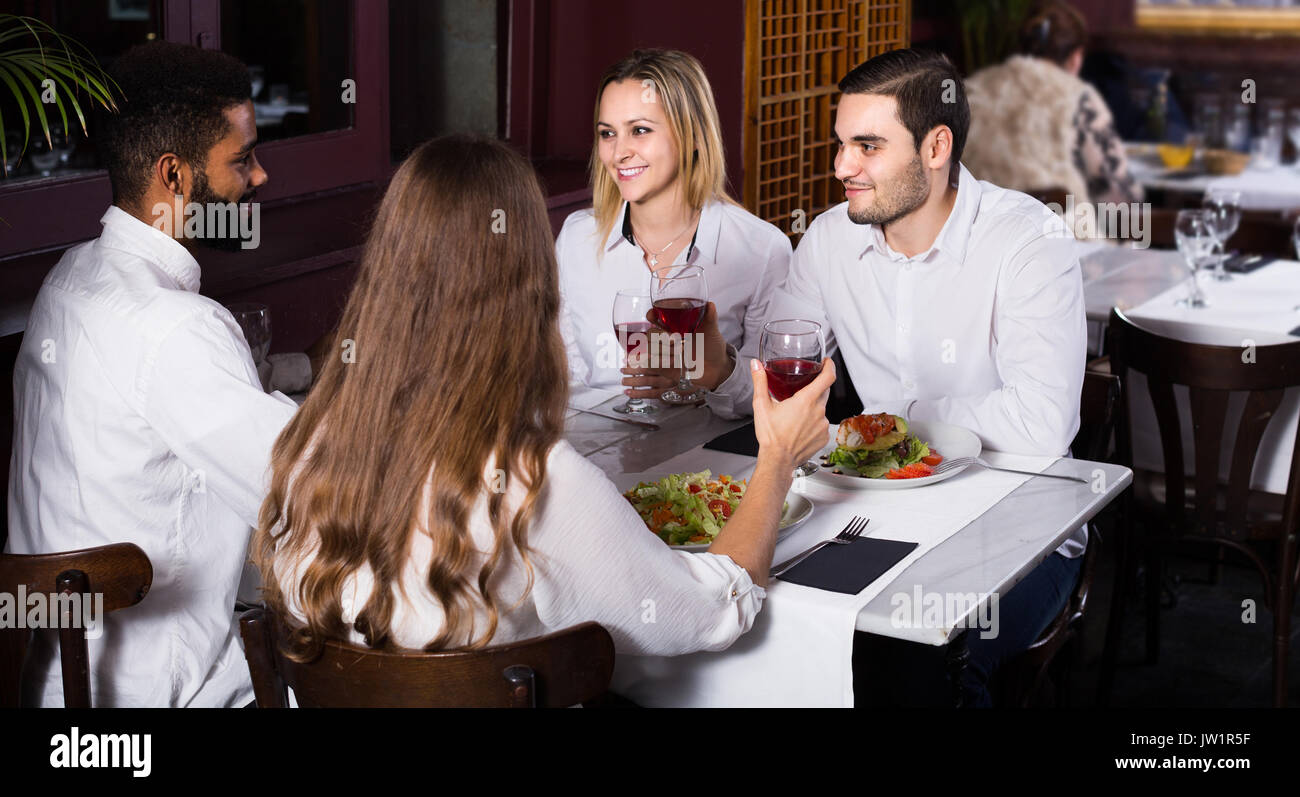 Gerne Mittelklasse europäischen Menschen Essen genießen mit Cafe und Reden Stockfoto