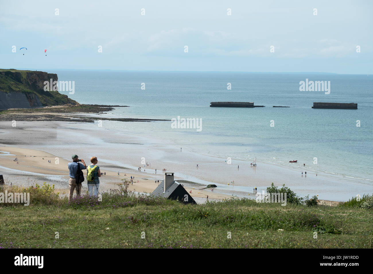 Arromanches-les-Bain, Cavados, Normandie, Frankreich. August 2017 Überreste des Zweiten Weltkriegs Mulberry Hafen am Strand von Arromanches. Bei Ebbe Stockfoto