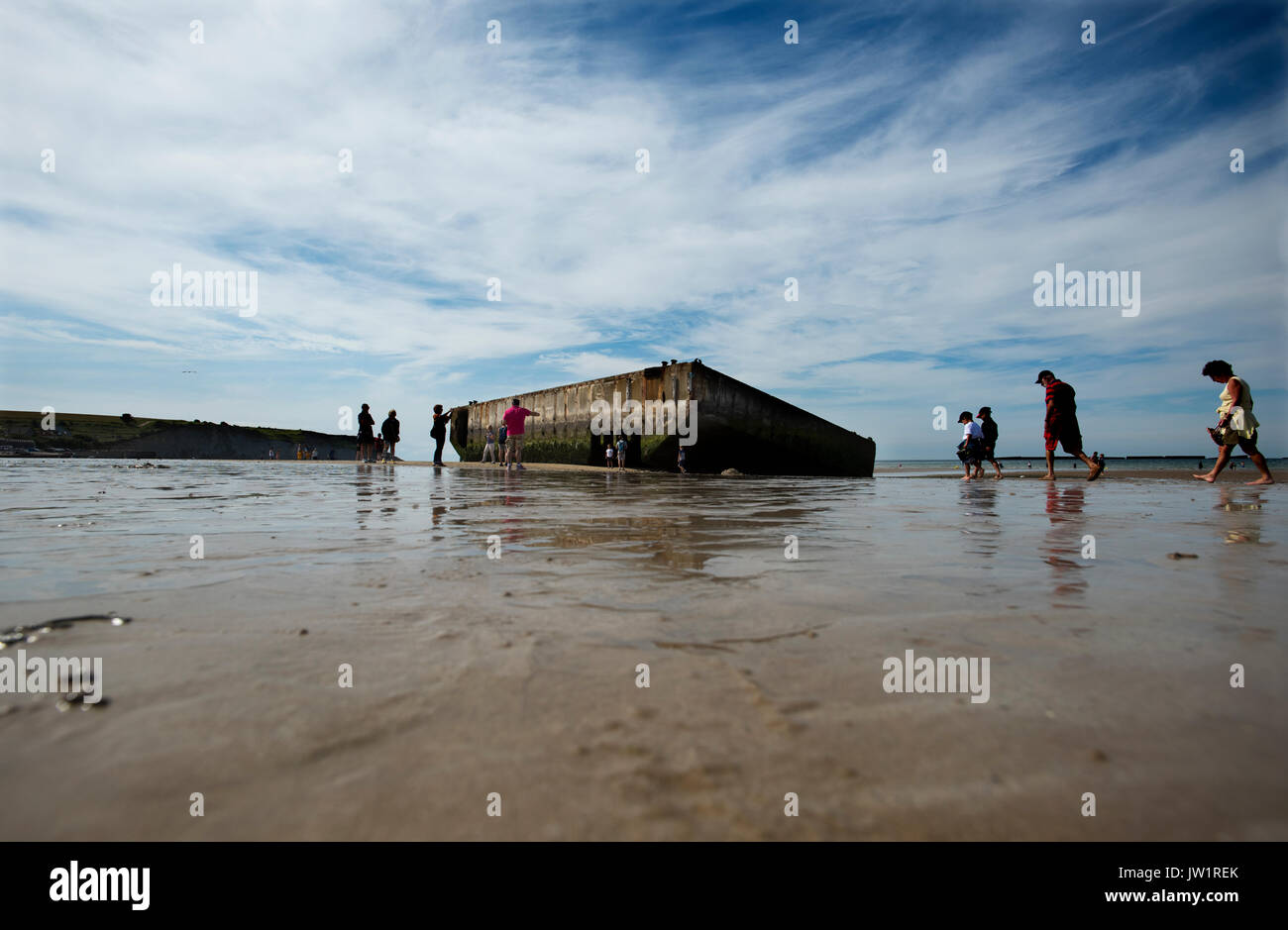 Arromanches-les-Bain, Cavados, Normandie, Frankreich. August 2017 Überreste des Zweiten Weltkriegs Mulberry Hafen am Strand von Arromanches. Bei Ebbe Stockfoto