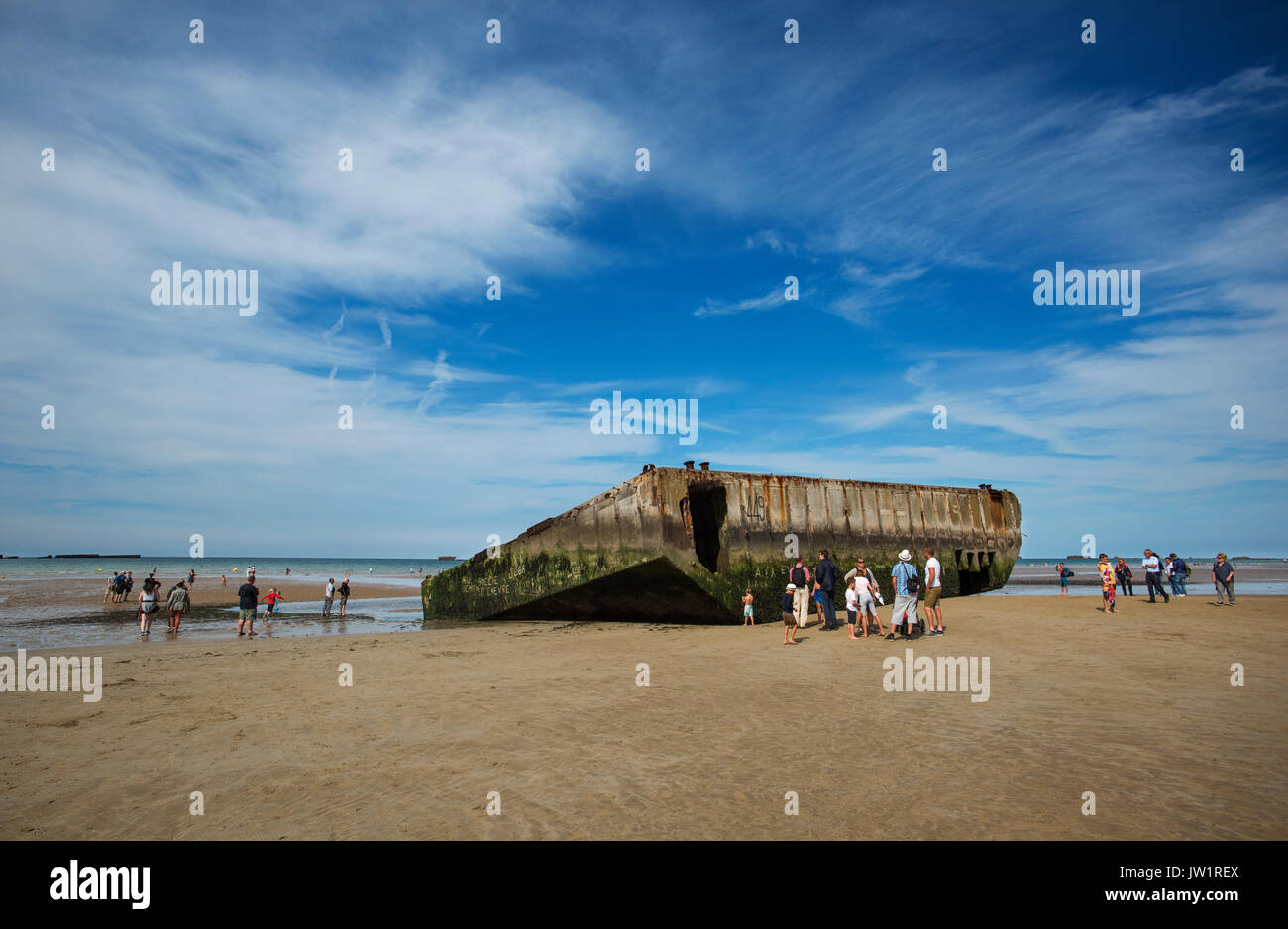 Arromanches-les-Bain, Cavados, Normandie, Frankreich. August 2017 Überreste des Zweiten Weltkriegs Mulberry Hafen am Strand von Arromanches. Bei Ebbe Stockfoto