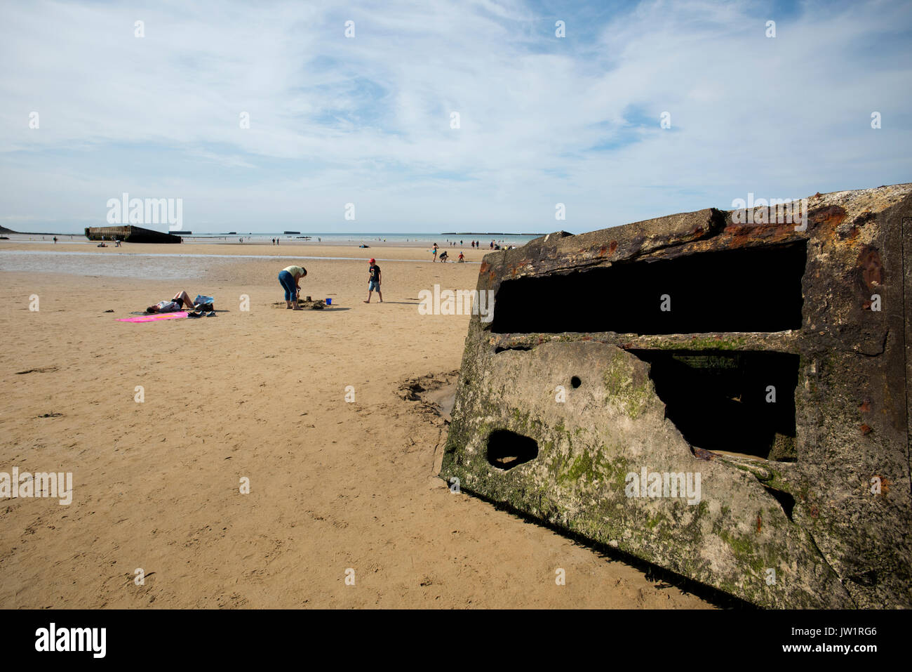 Arromanches-les-Bain, Cavados, Normandie, Frankreich. August 2017 Überreste des Zweiten Weltkriegs Mulberry Hafen am Strand von Arromanches. Bei Ebbe Stockfoto