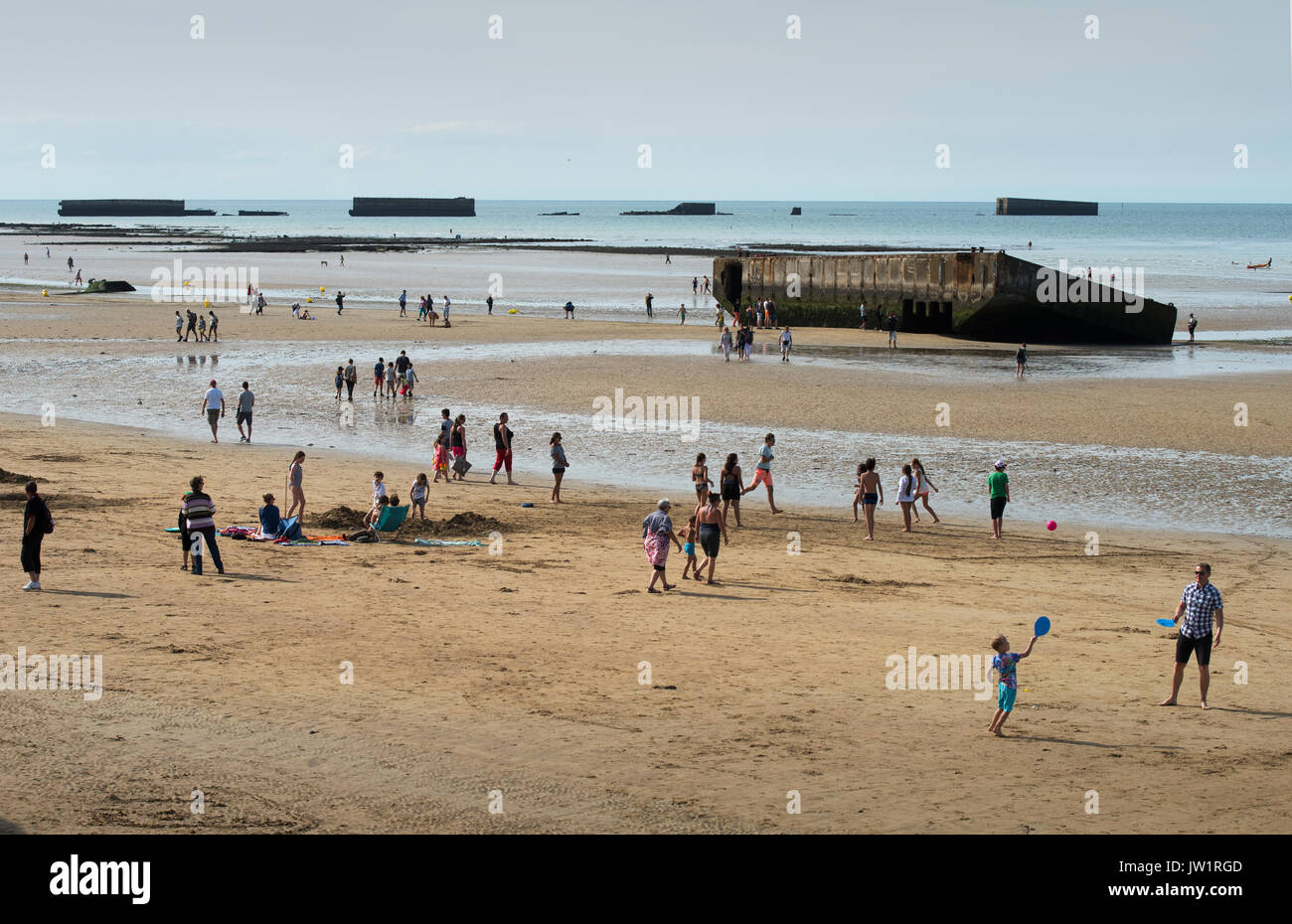 Arromanches-les-Bain, Cavados, Normandie, Frankreich. August 2017 Überreste des Zweiten Weltkriegs Mulberry Hafen am Strand von Arromanches. Bei Ebbe Stockfoto
