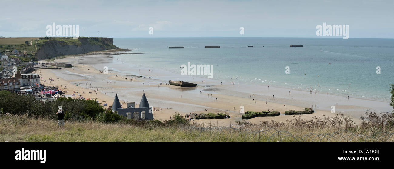 Arromanches-les-Bain, Cavados, Normandie, Frankreich. August 2017 Überreste des Zweiten Weltkriegs Mulberry Hafen am Strand von Arromanches. Bei Ebbe Stockfoto