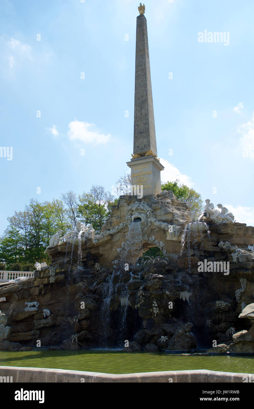 Wien, ÖSTERREICH - Apr 30th, 2017: Ansicht der Obeliskbrunnen Obeliskbrunnen im öffentlichen Park von Schloss Schönbrunn Stockfoto