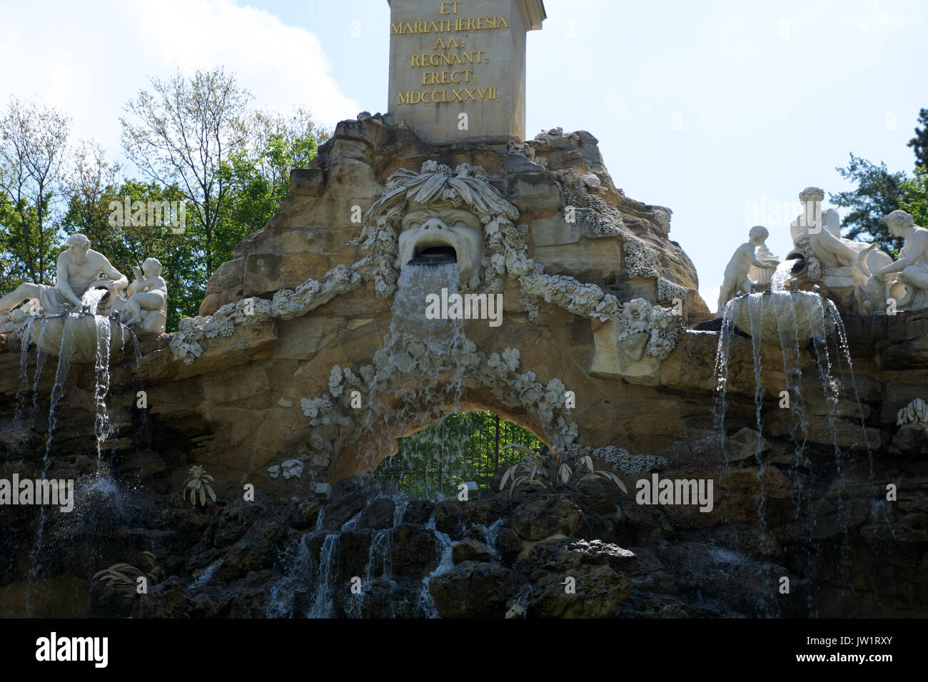 Wien, ÖSTERREICH - Apr 30th, 2017: Ansicht der Obeliskbrunnen Obeliskbrunnen im öffentlichen Park von Schloss Schönbrunn Stockfoto