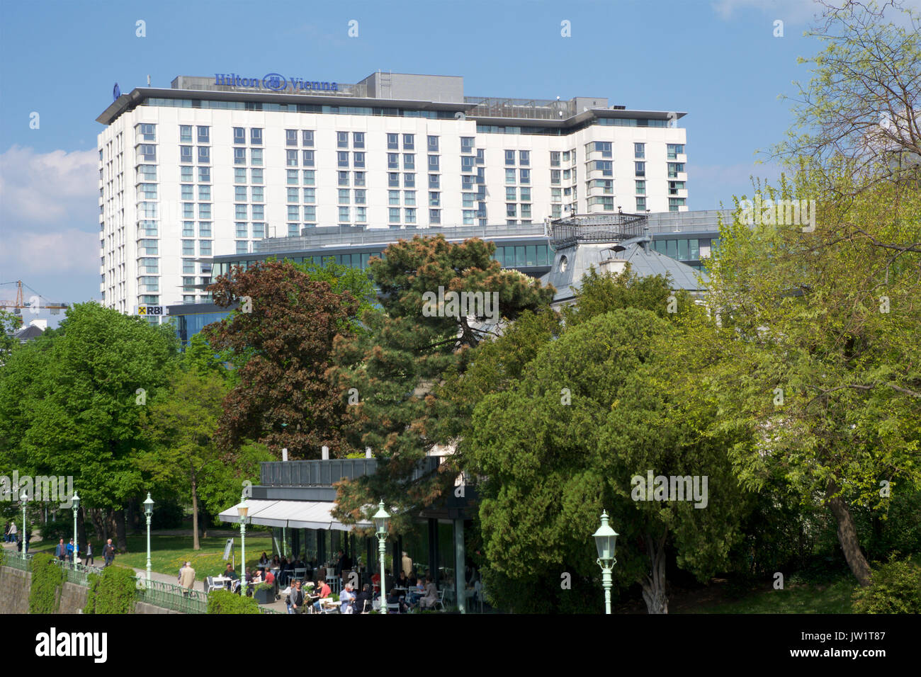 Wien, ÖSTERREICH - Apr 30th, 2017: Außenansicht des Hilton Vienna Hotel in Wien bei schönem Wetter mit blauem Himmel, 5-Sterne Hotel Hilton in der Nähe der Green City Park Stockfoto