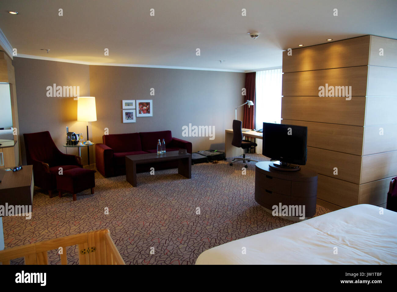 MAINZ, DEUTSCHLAND - May 7th, 2017: Luxus und schön eingerichtete Wohnzimmer, Esszimmer mit der Tabelle mit Kaffee, Tee und der Wohnbereich, Zimmer und einen Schreibtisch. Perfekte Inneneinrichtung. Stockfoto MAINZ, DEUTSCHLAND - May 7th, 2017: Luxus und schön eingerichtete Wohnzimmer, Esszimmer mit der Tabelle mit Kaffee, Tee und der Wohnbereich, Zimmer und einen Schreibtisch. Perfekte Inneneinrichtung. Stockfoto